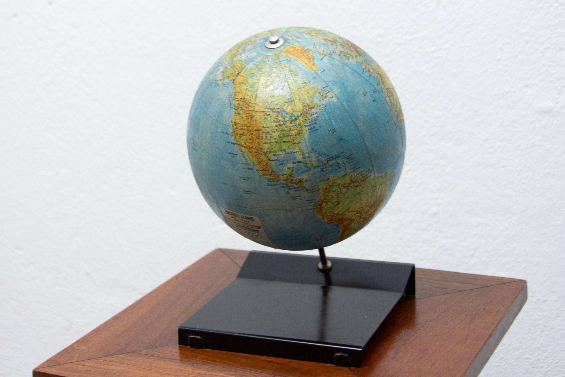 Ce globe terrestre vintage a été fabriqué dans les années 1970 dans l'ancienne Tchécoslovaquie pour des fournitures scolaires.

Il est fait de plastique, de bois et de carton. Il est en bon état vintage.

Mesures : Diamètre 17cm.

Hauteur : 25
