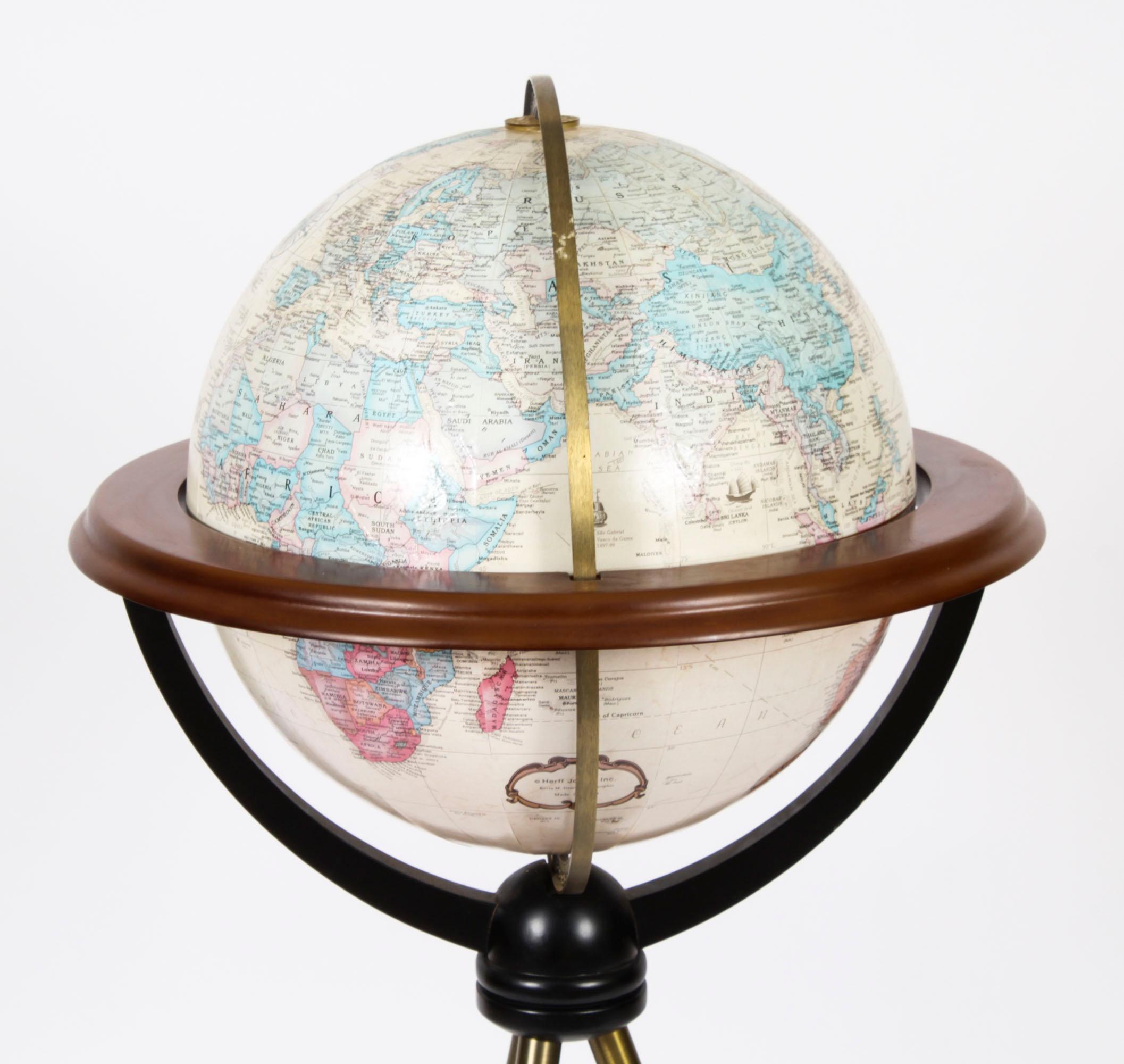 Globe terrestre de bibliothèque vintage sur Stand 20ème siècle en vente 3