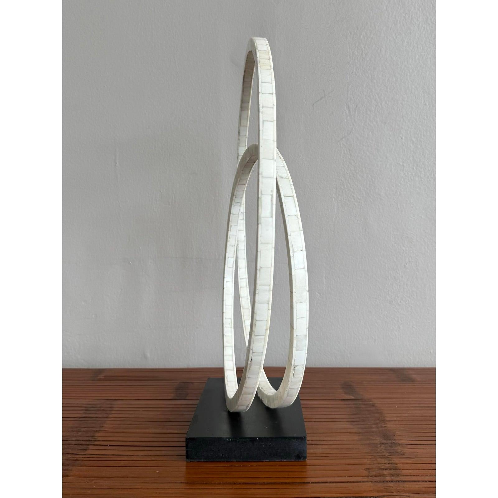 XX secolo Scultura d'osso tessallato d'epoca su base di legno in vendita