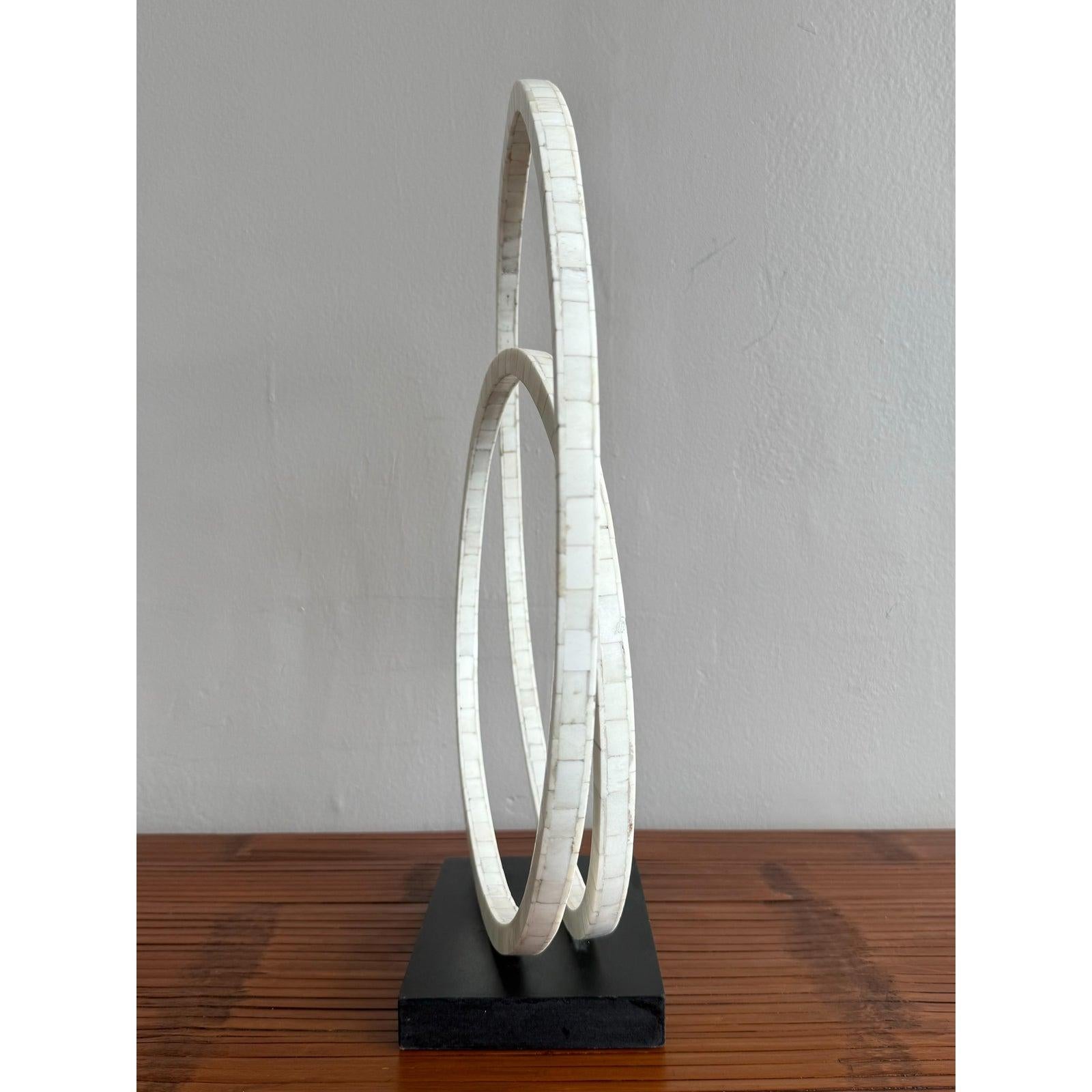 Osso Scultura d'osso tessallato d'epoca su base di legno in vendita