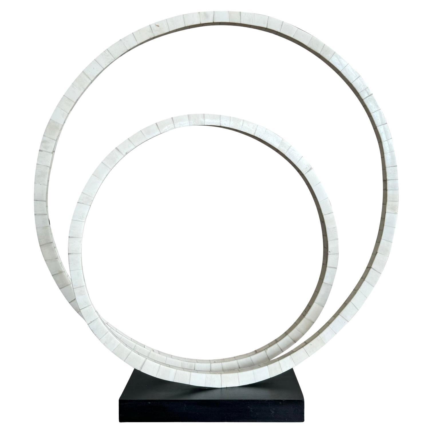 Escultura vintage de hueso teselado sobre base de madera