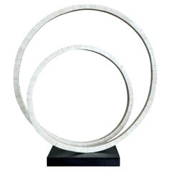 Vintage Tessallated Bone Sculpture on Wooden Base (Sculpture en os tessallé sur base en bois)