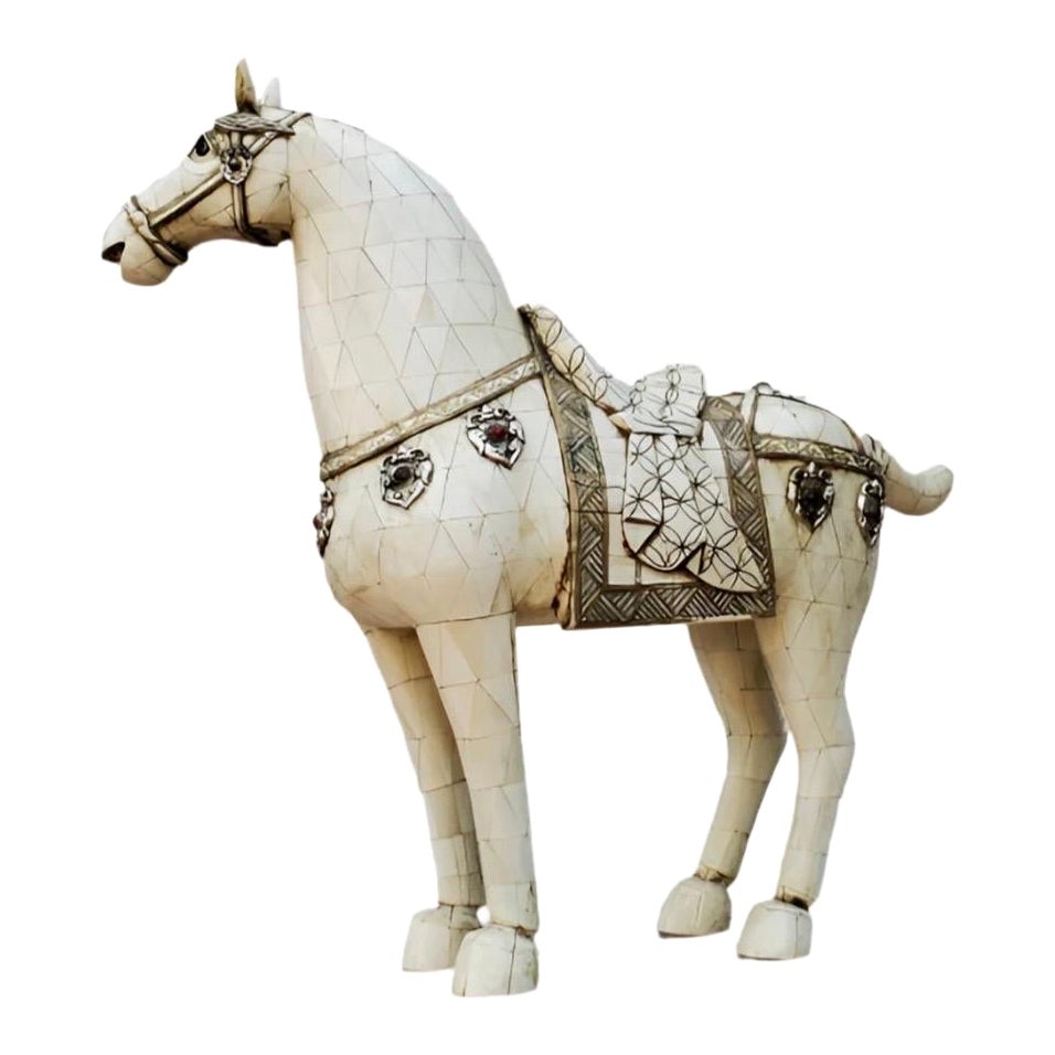 Piastrella d
osso tessellata d
epoca con medaglioni in pietra e sterlina Statua di cavallo