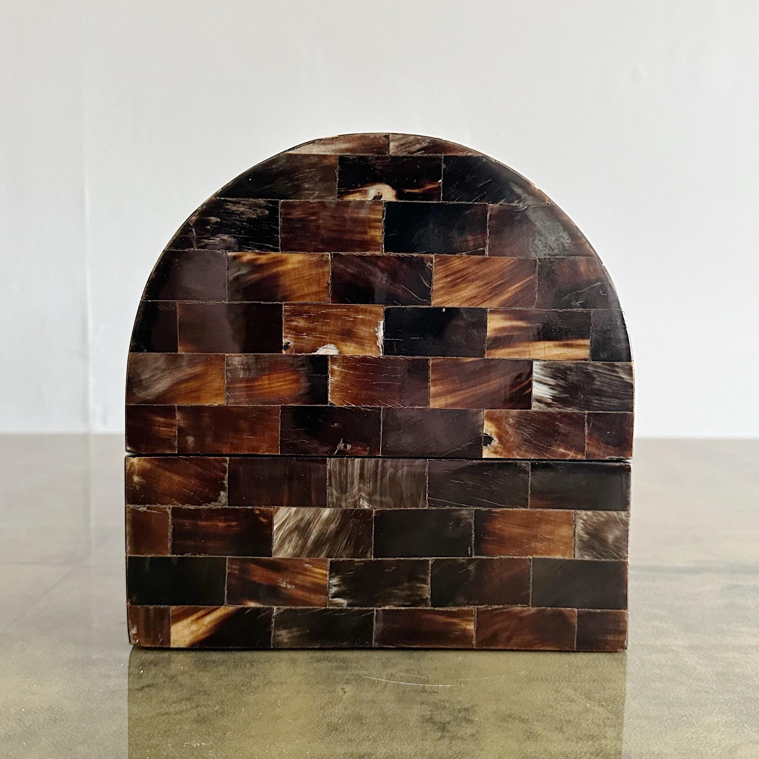 Mid-Century Modern Boîte à dôme en corne tessellée d'époque en vente