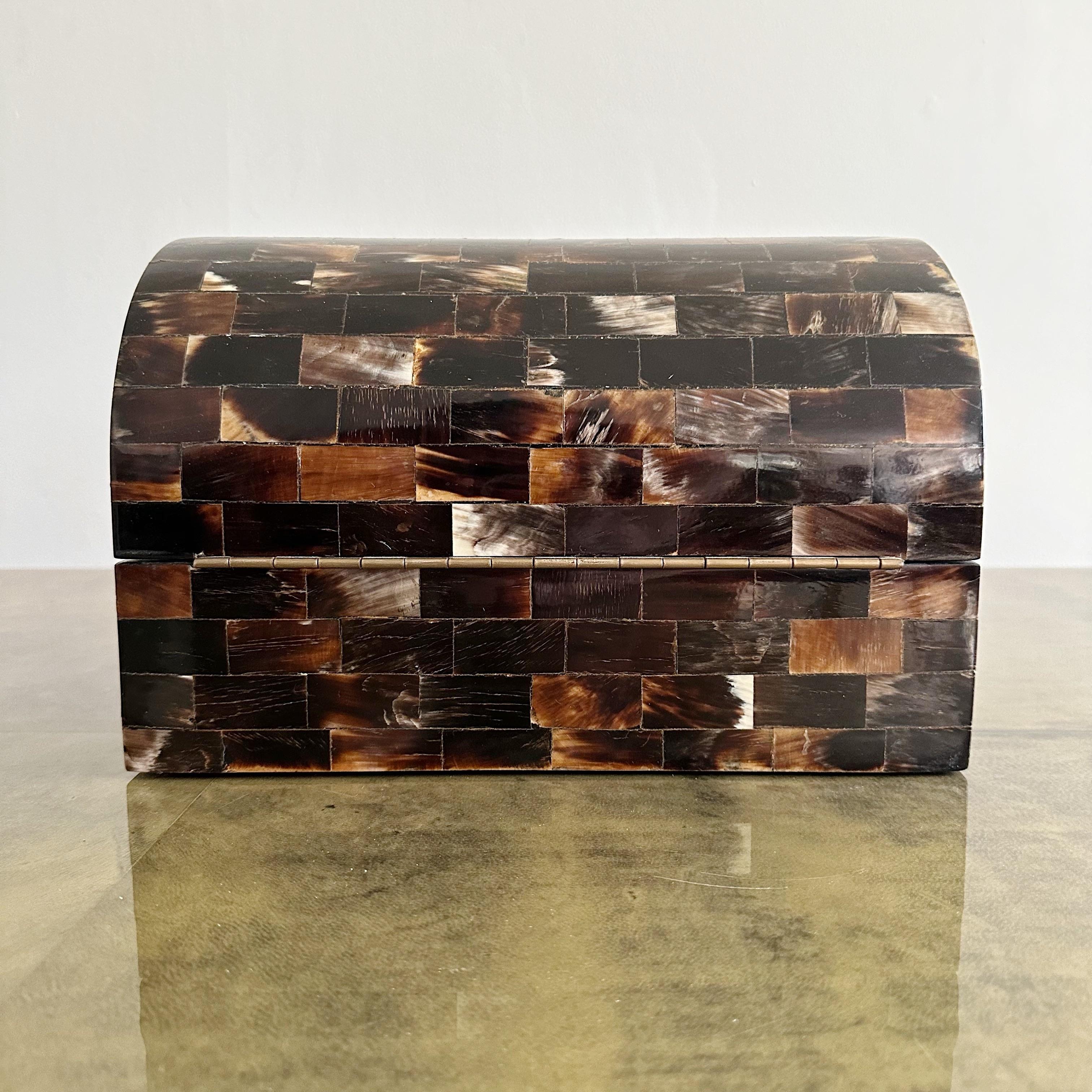 20ième siècle Boîte à dôme en corne tessellée d'époque en vente