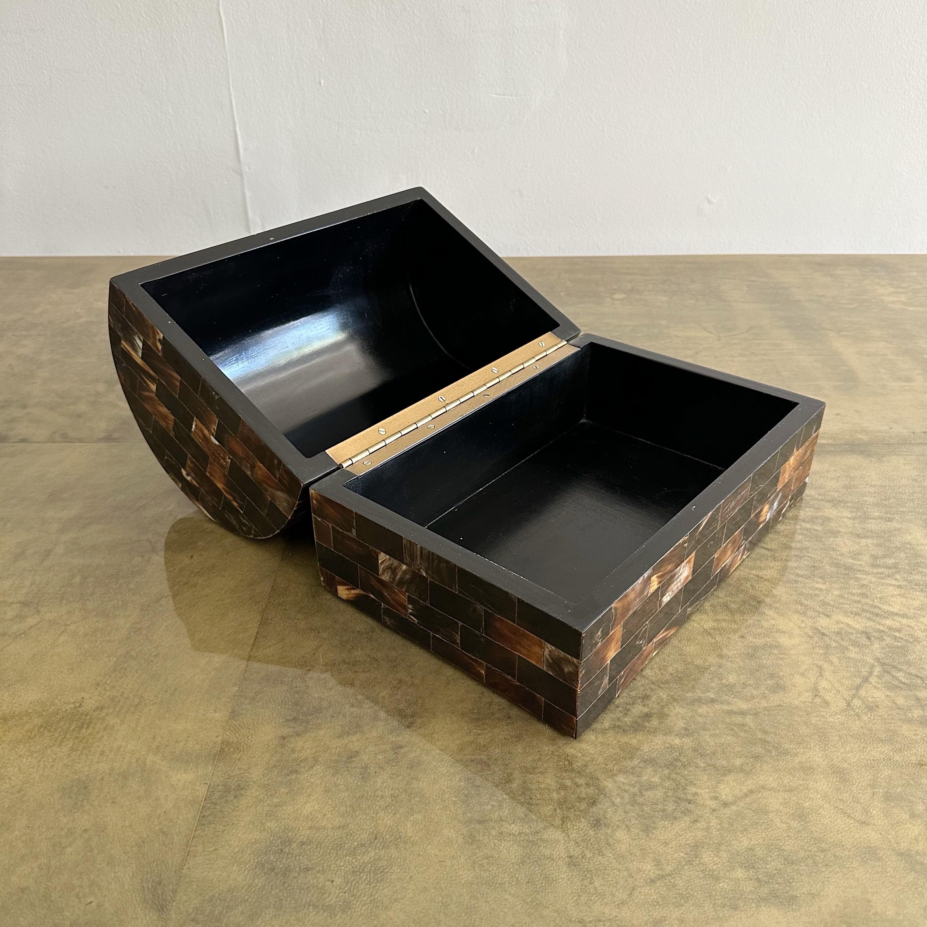 Corne Boîte à dôme en corne tessellée d'époque en vente