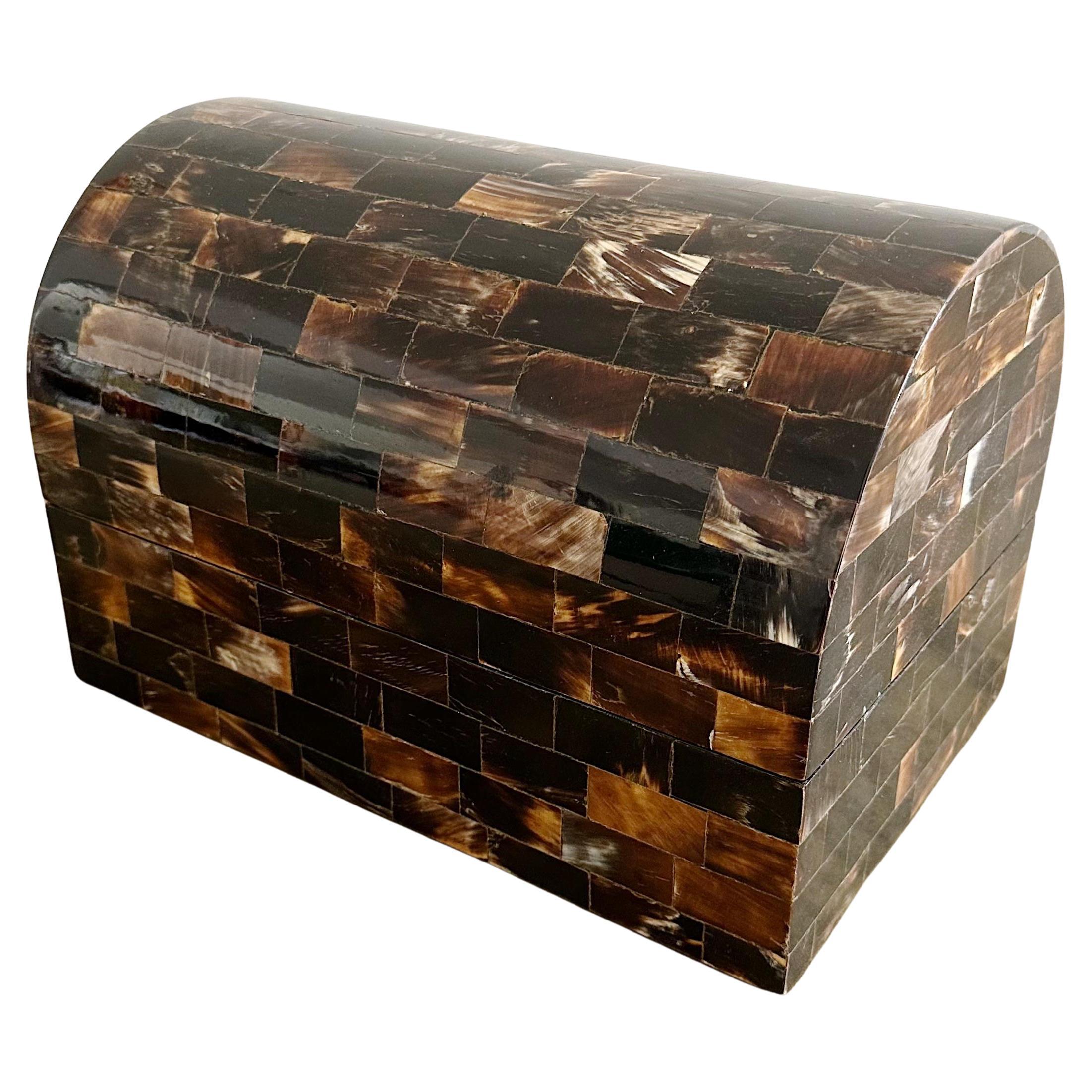 Caja vintage con cúpula de cuerno teselado