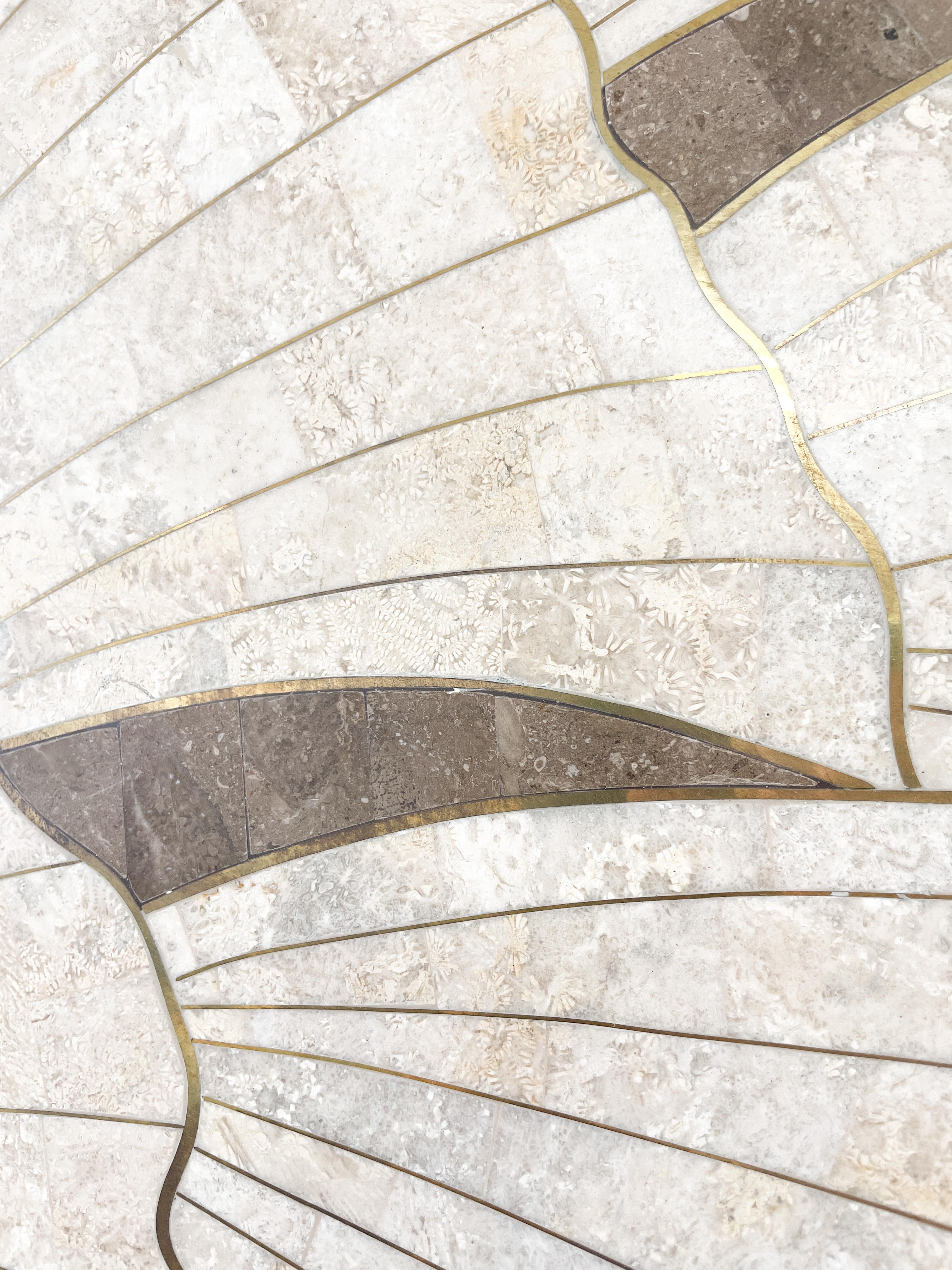 Miroir vintage en pierre marbrée travertin palmier avec incrustation en laiton  en vente 3
