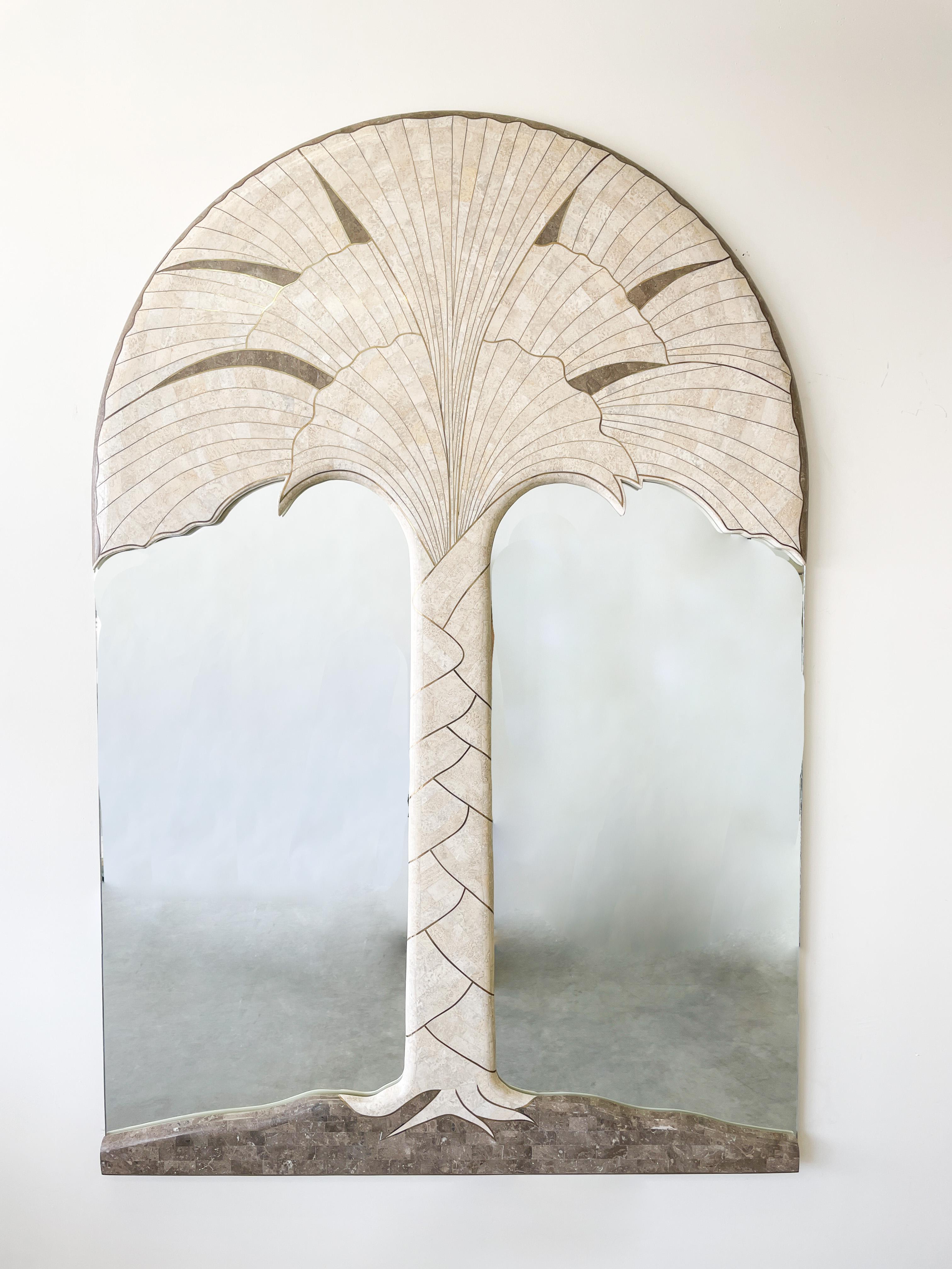 Postmoderne Miroir vintage en pierre marbrée travertin palmier avec incrustation en laiton  en vente