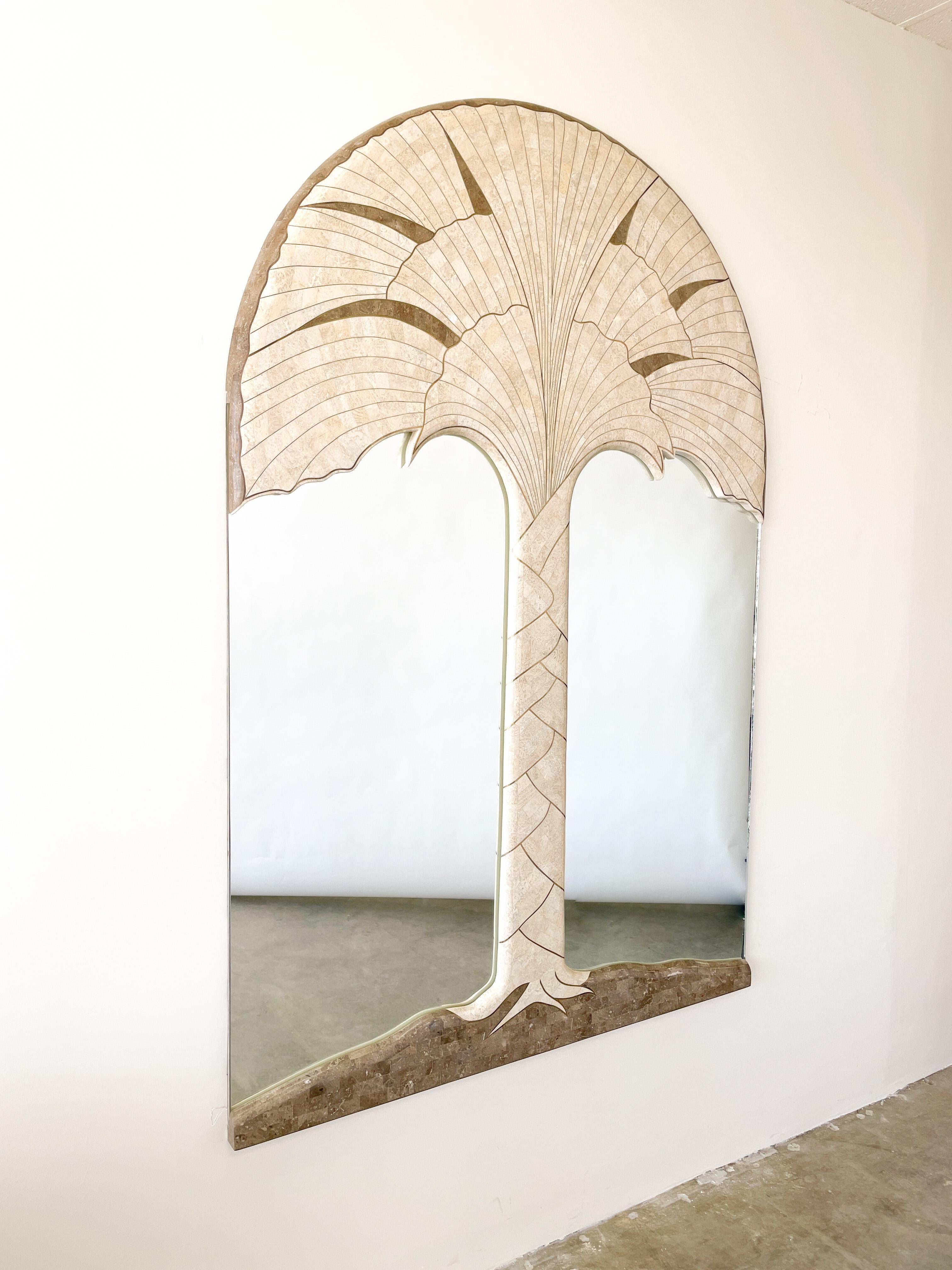 Inconnu Miroir vintage en pierre marbrée travertin palmier avec incrustation en laiton  en vente