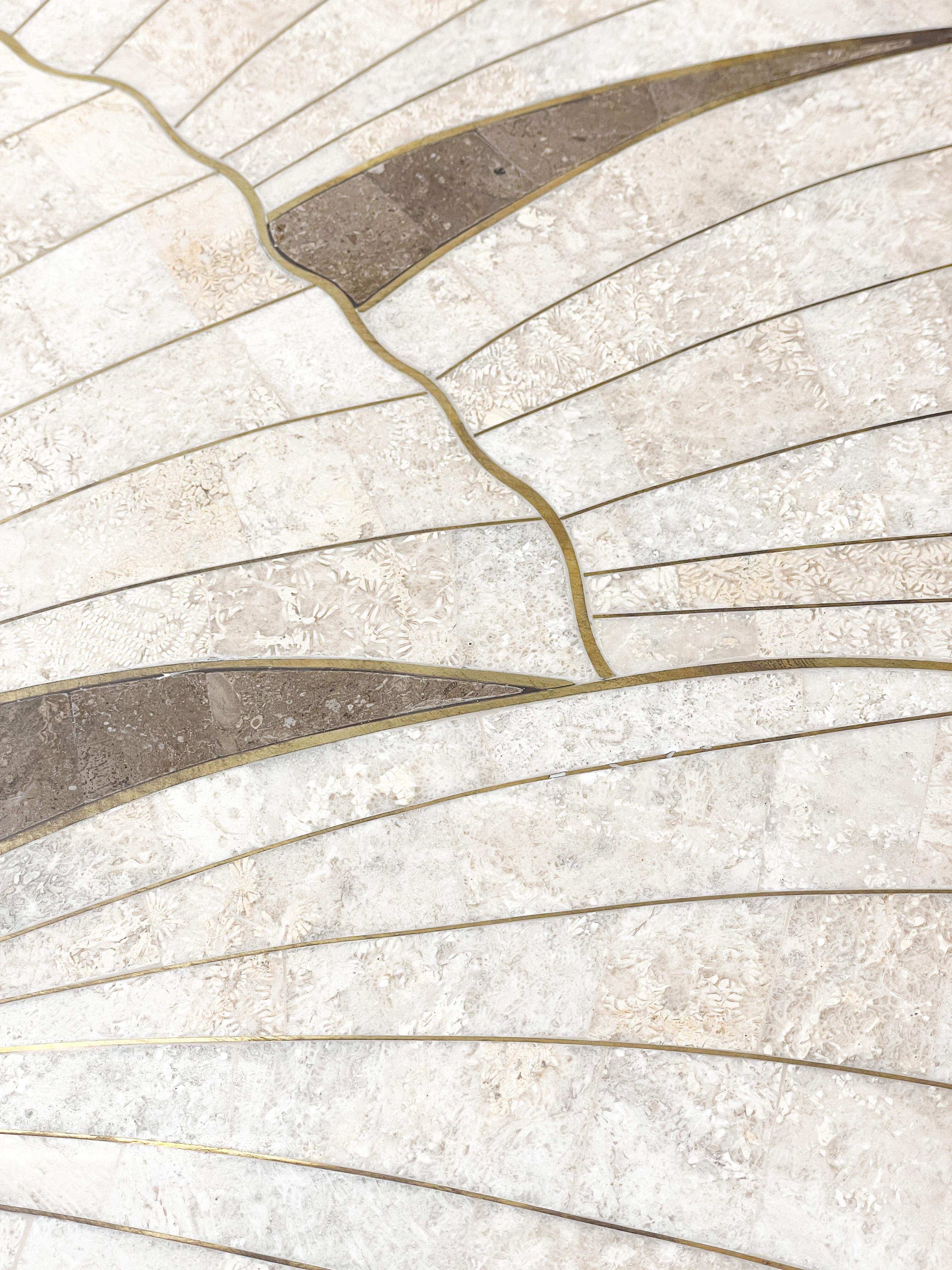 Miroir vintage en pierre marbrée travertin palmier avec incrustation en laiton  en vente 1