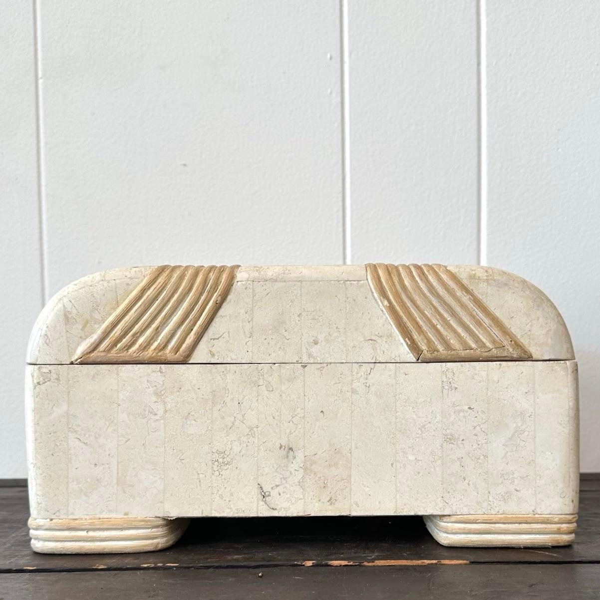 Ajoutez une touche d'élégance classique à votre décor avec cette boîte Vintage Art of Vintage avec détails en rotin. Présentant des lignes épurées et des accents de rotin complexes, cette boîte allie magnifiquement la sophistication du design Art