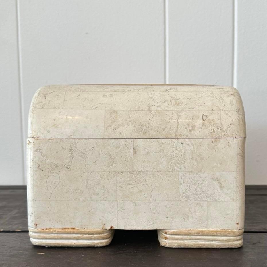 20ième siècle Boîte en pierre tessellée avec détails en roseau en vente