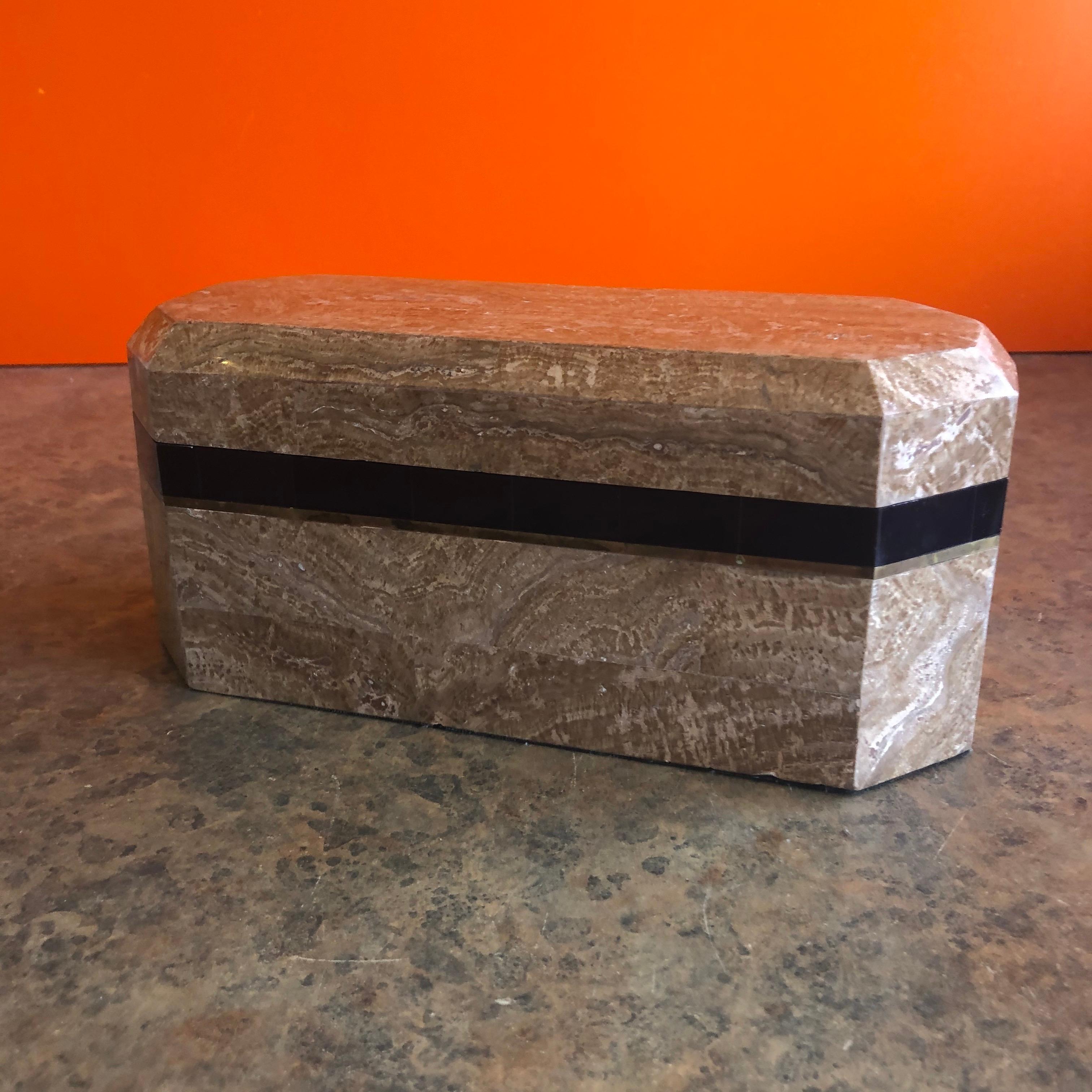 Une boîte octogonale en pierre tessellée très bien faite avec couvercle attaché par Renoir Designs, vers les années 1970. La pièce est très lourde et solide et doublée de feutre noir ; la boîte est de couleur marron clair avec une bande marron foncé
