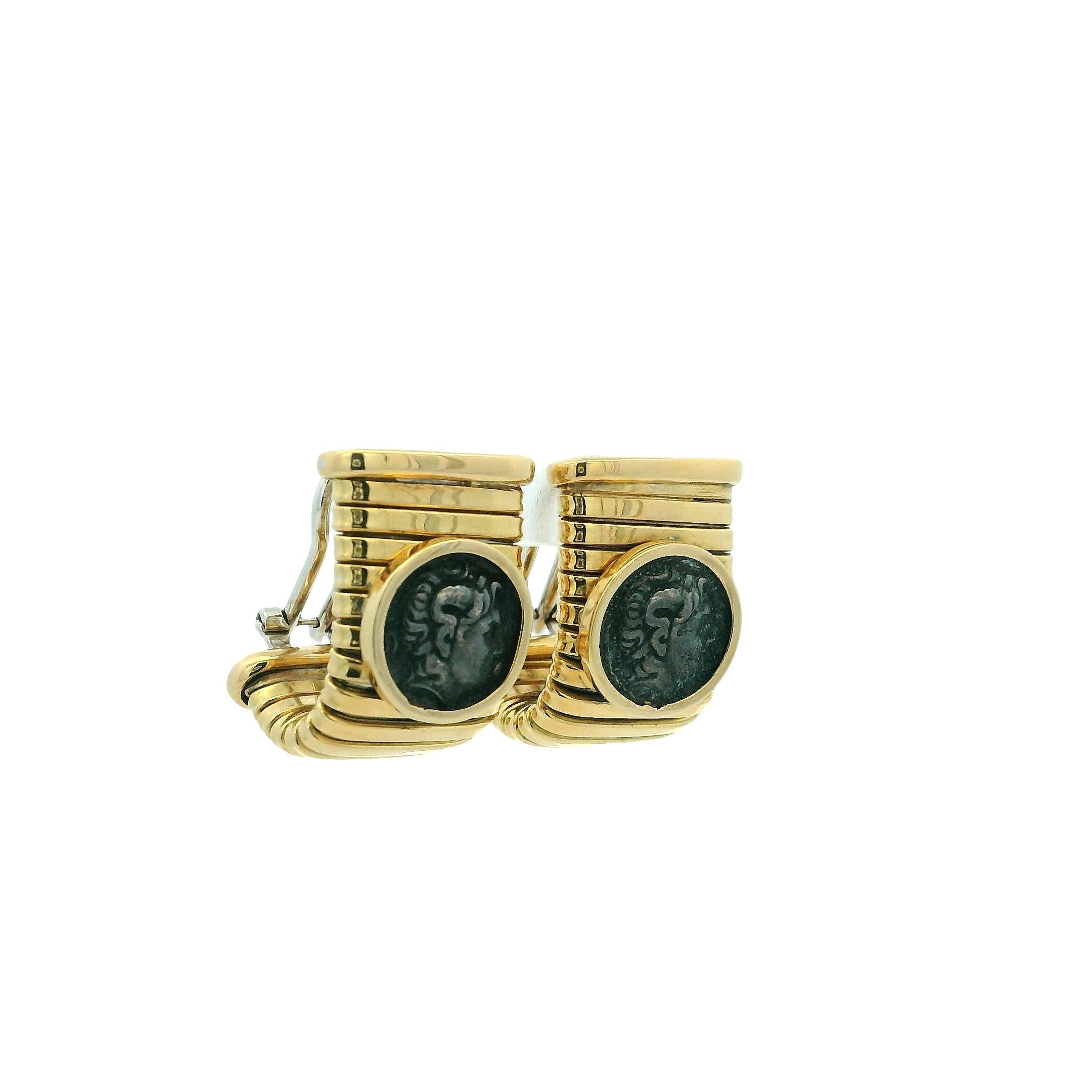 TESSITORE 1888 - Die Kunst der Zeit und des Goldes

Diese markanten Ohrringe aus 18 Karat Gold des Traditionsjuweliers TESSITORE 1888 sind eine Meisterleistung italienischer Handwerkskunst und verbinden klassische Antike mit kühner Moderne.