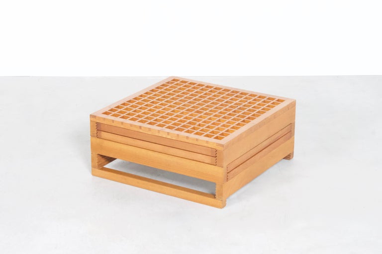 Tetra coffee table in very good condition.

Designed by Bernard Vuarnesson 

Manufactured by Bellato, Italy

The table is made of massive oak and white laminated trays.

The design of this modular table makes it possible to create one’s own