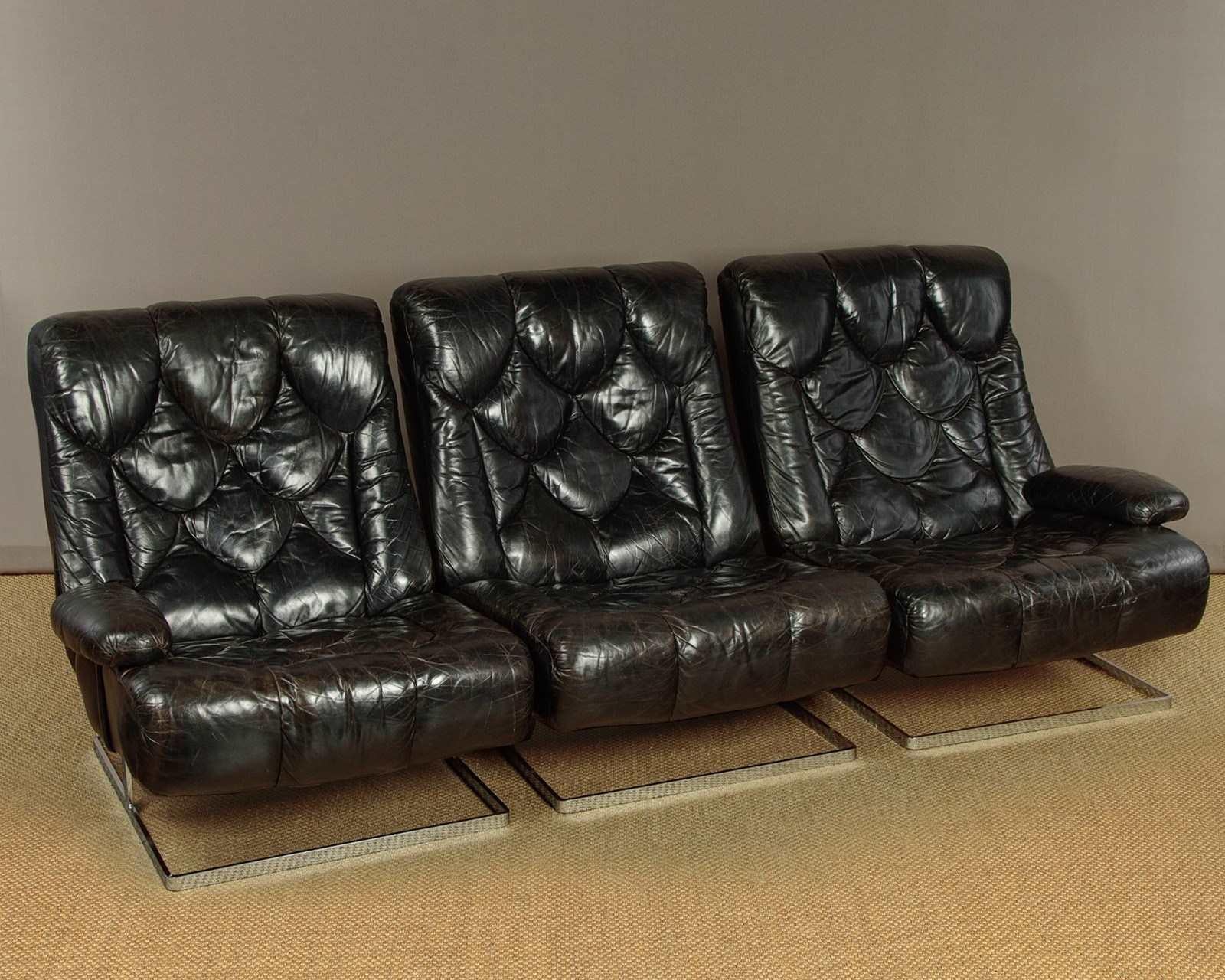 Dieses vielseitige Sofa besteht aus drei 71 cm breiten Teilen, die als Dreisitzer, Zweisitzer mit Einzelsessel oder einzeln verwendet werden können. Gepolstert mit originalem, wunderbar weichem schwarzem Leder mit einem charakteristischen genähten