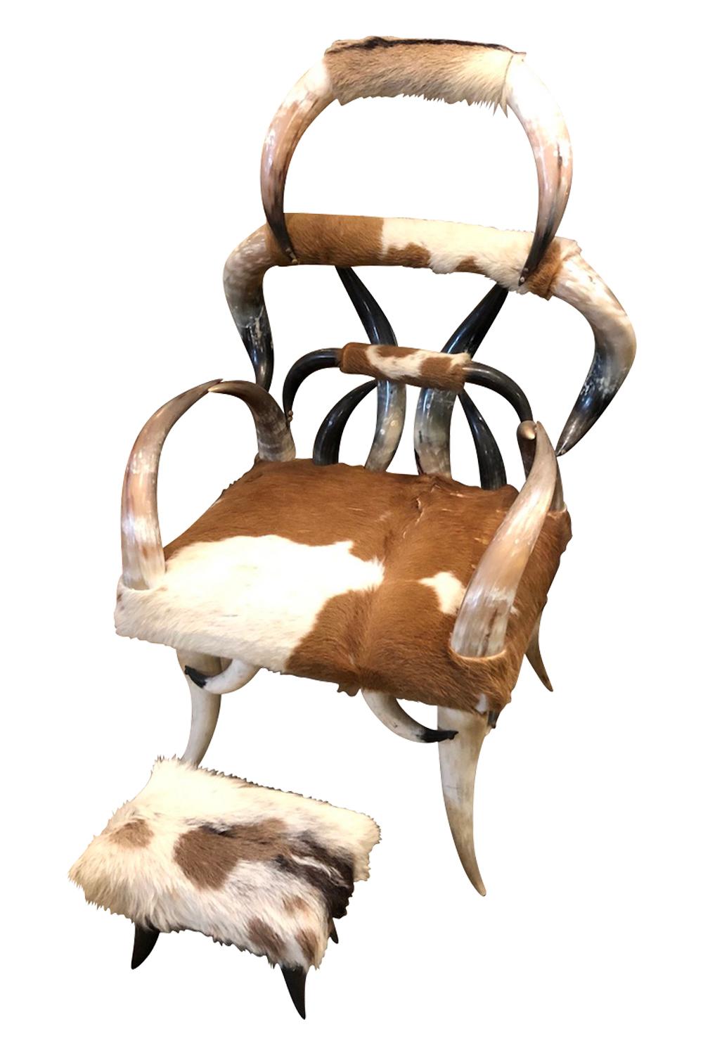 Chaise à bras et pouf rustique Texas Long Horn, Circa Vintage 1960
garni d'un cuir de vachette marron et blanc