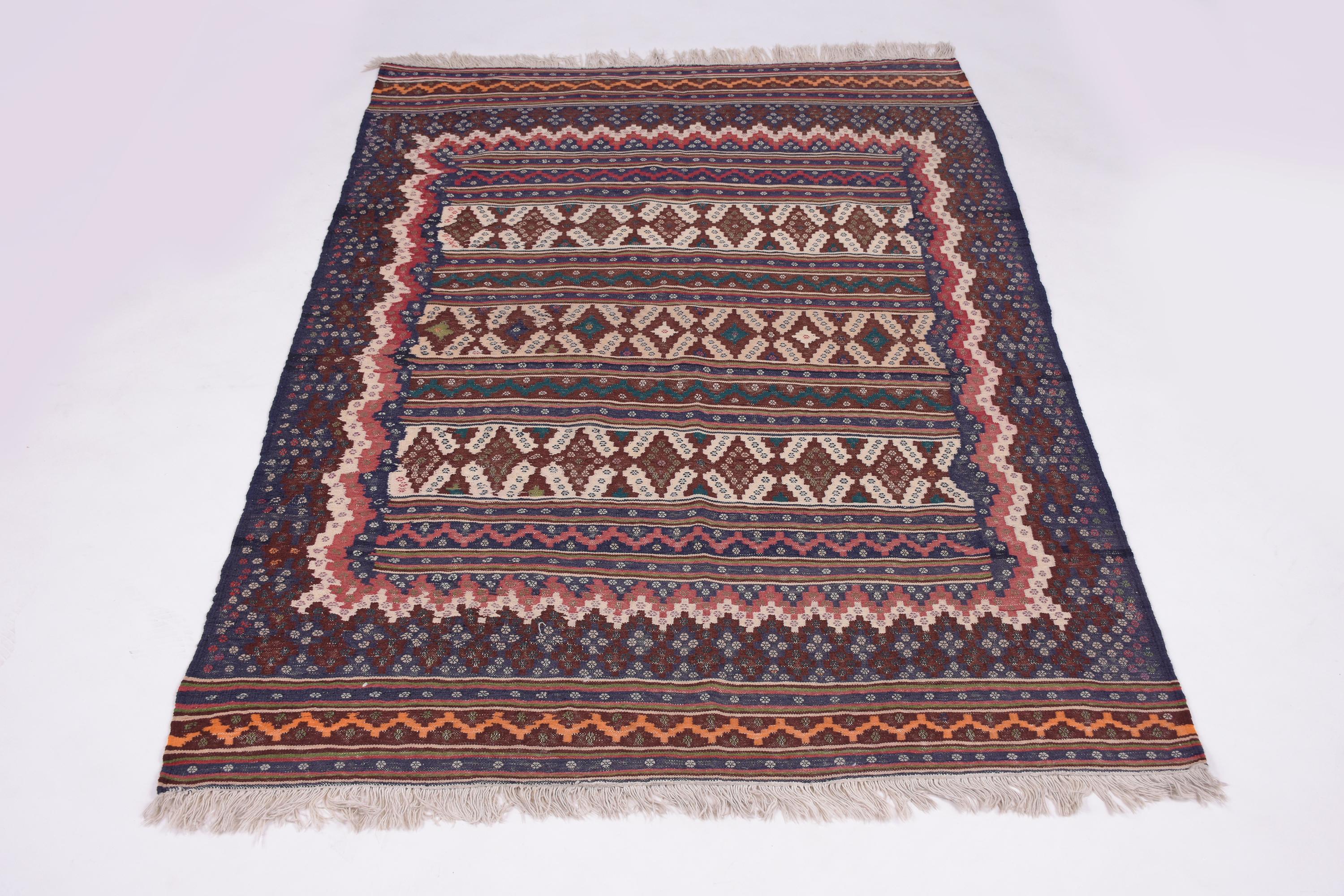 Vintage Textile Rug In Good Condition For Sale In Los Angeles, CA