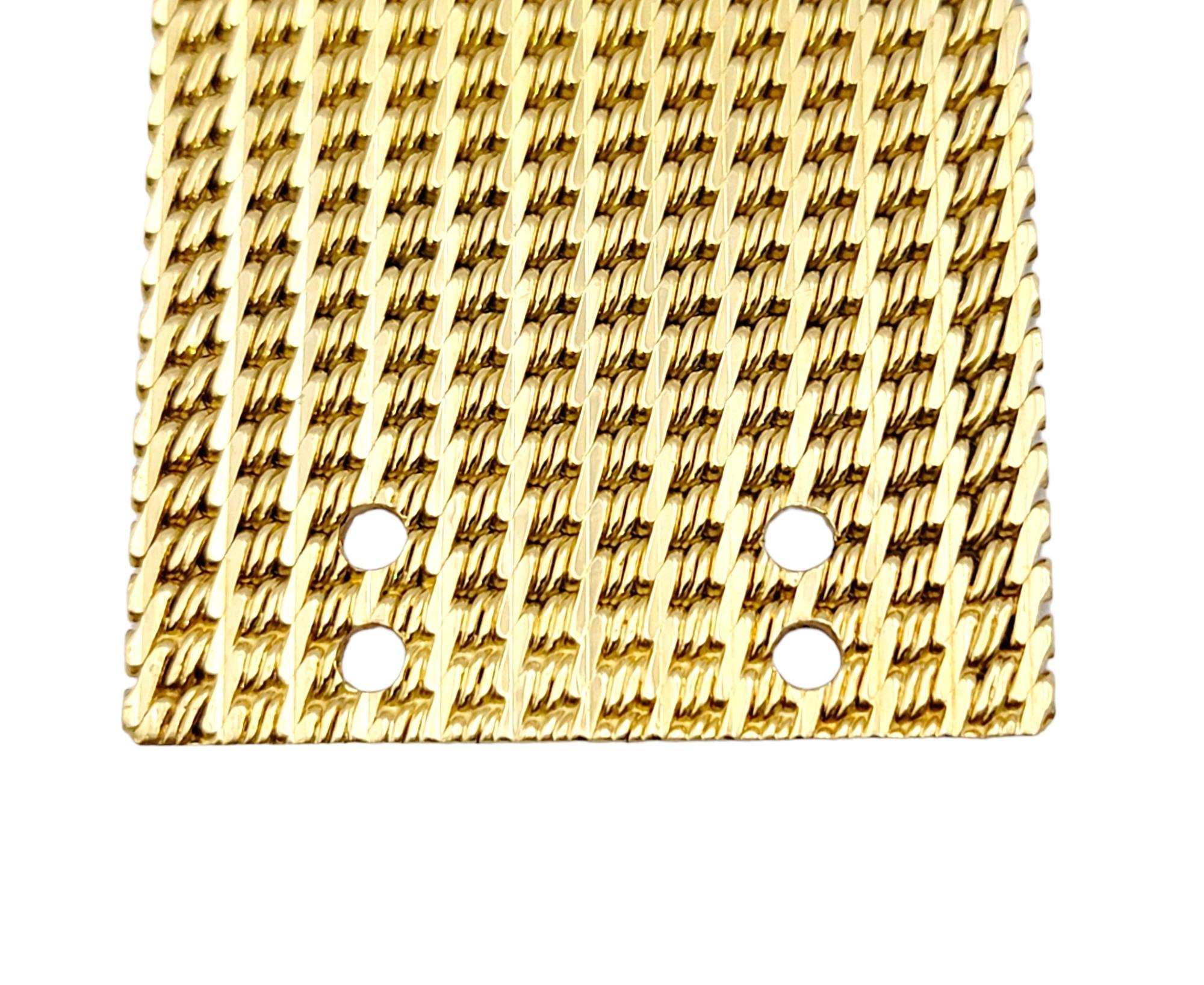 Bracelet vintage texturé en or jaune 18 carats à larges mailles et grand fermoir carré en vente 5