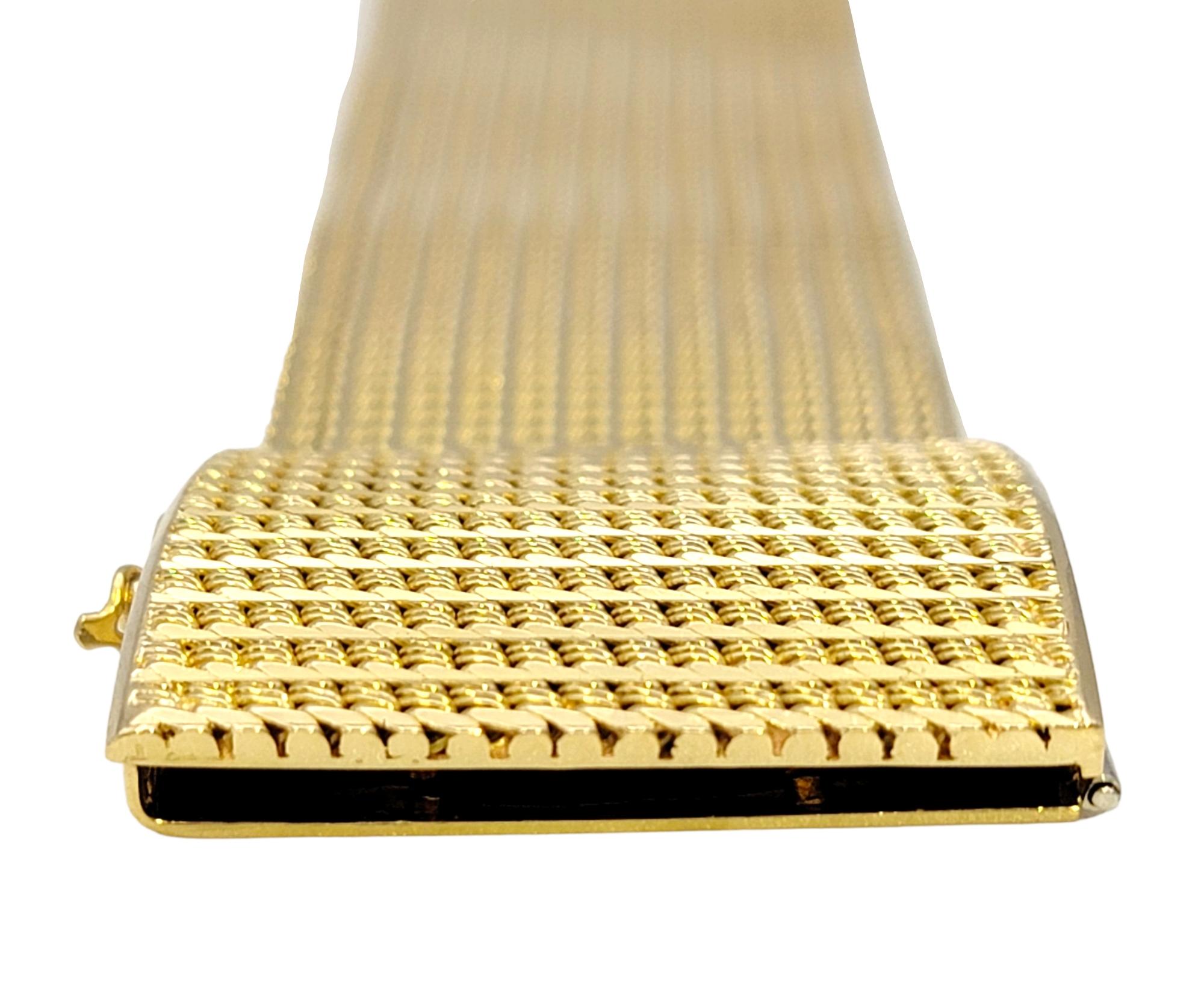 Bracelet vintage texturé en or jaune 18 carats à larges mailles et grand fermoir carré en vente 6