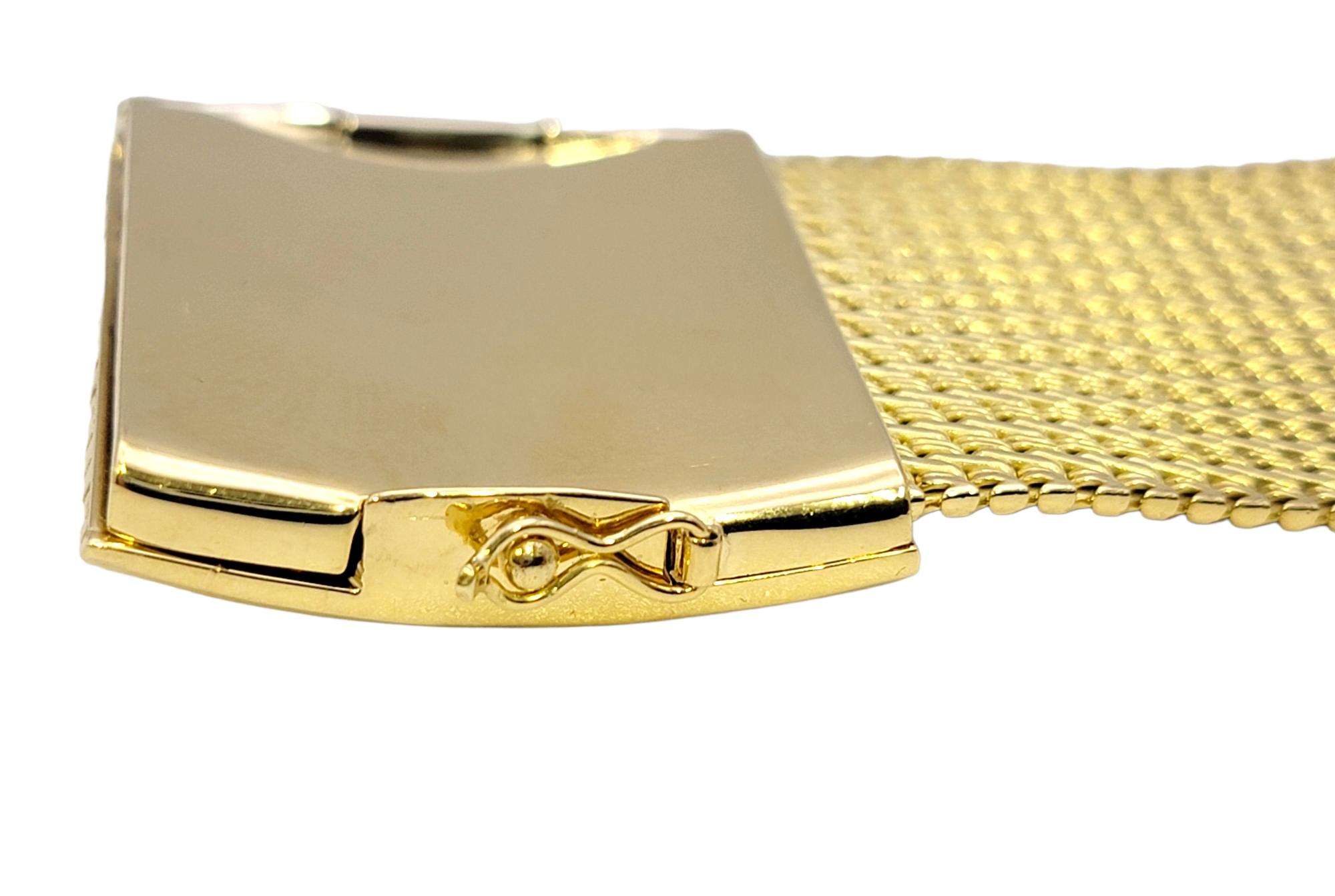 Vintage Textured 18 Karat Yellow Gold Wide Mesh Bracelet with Big Square Clasp For Sale 4