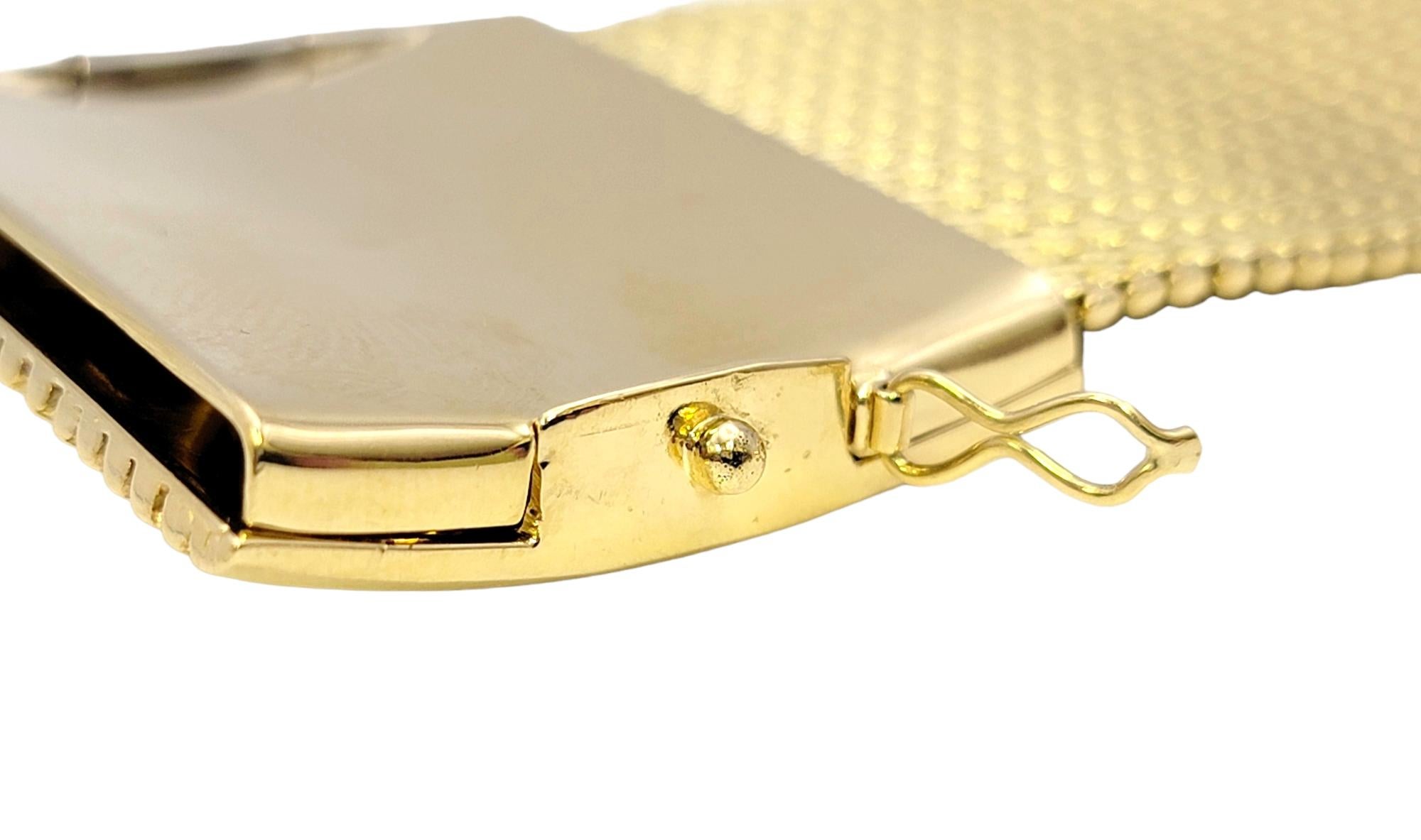 Breites Mesh-Armband aus strukturiertem 18 Karat Gelbgold mit großem quadratischem Verschluss, Vintage im Angebot 8