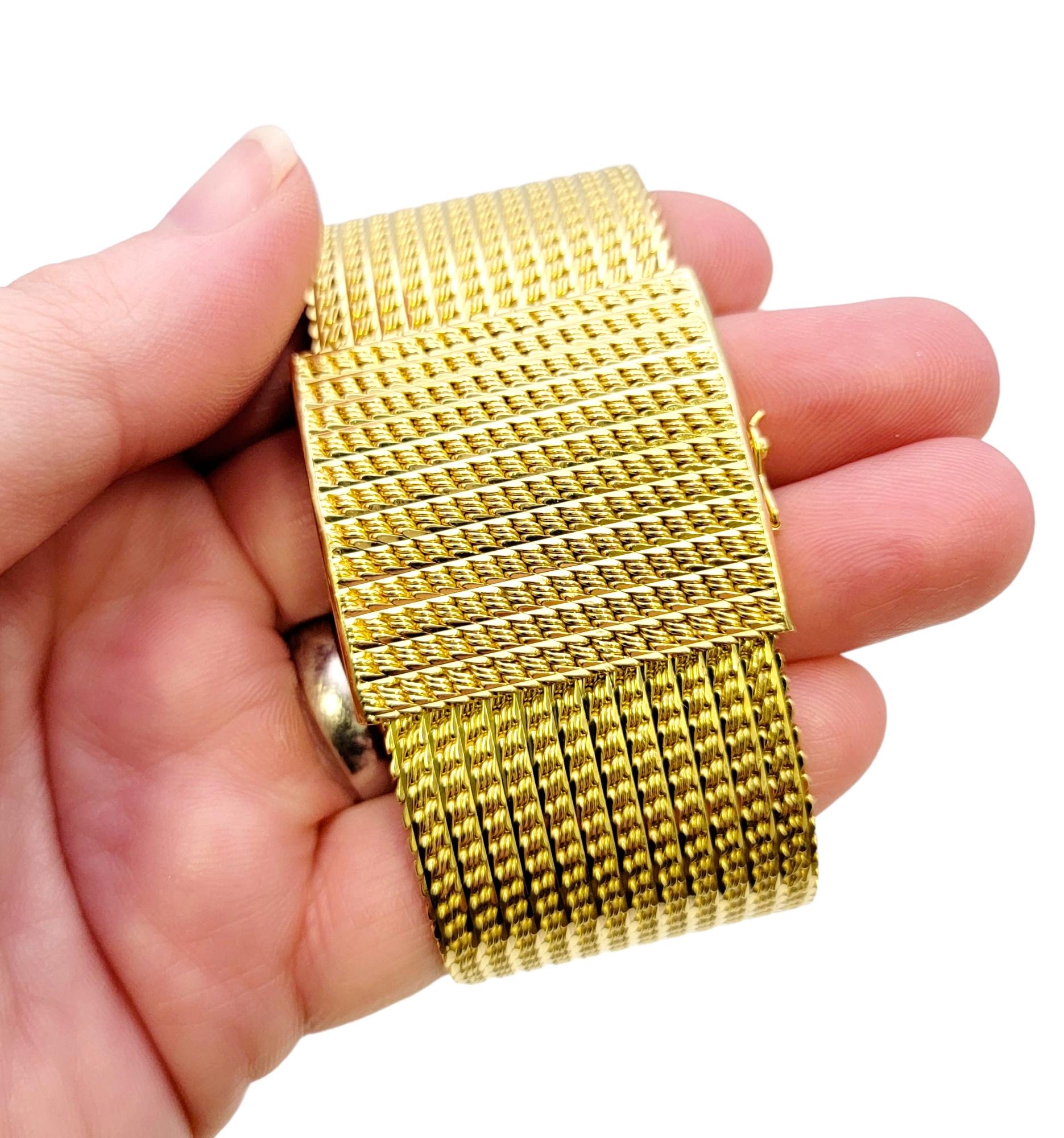 Vintage Textured 18 Karat Yellow Gold Wide Mesh Bracelet with Big Square Clasp For Sale 9