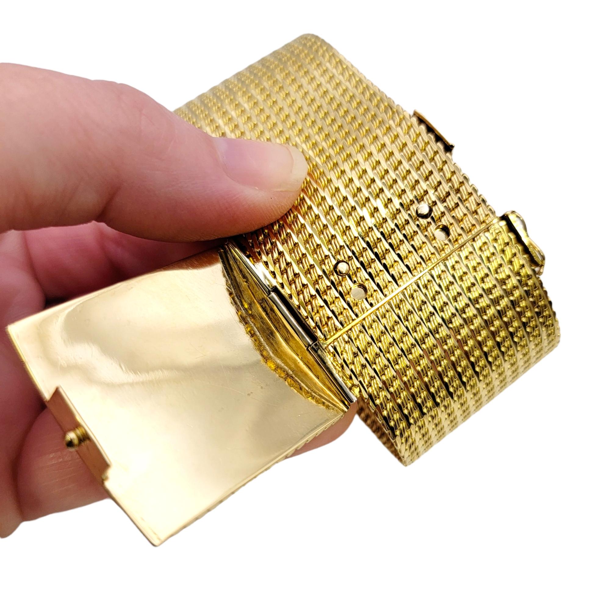 Bracelet vintage texturé en or jaune 18 carats à larges mailles et grand fermoir carré en vente 13