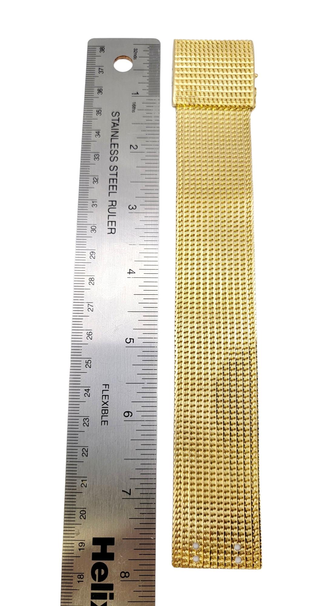 Bracelet vintage texturé en or jaune 18 carats à larges mailles et grand fermoir carré en vente 15