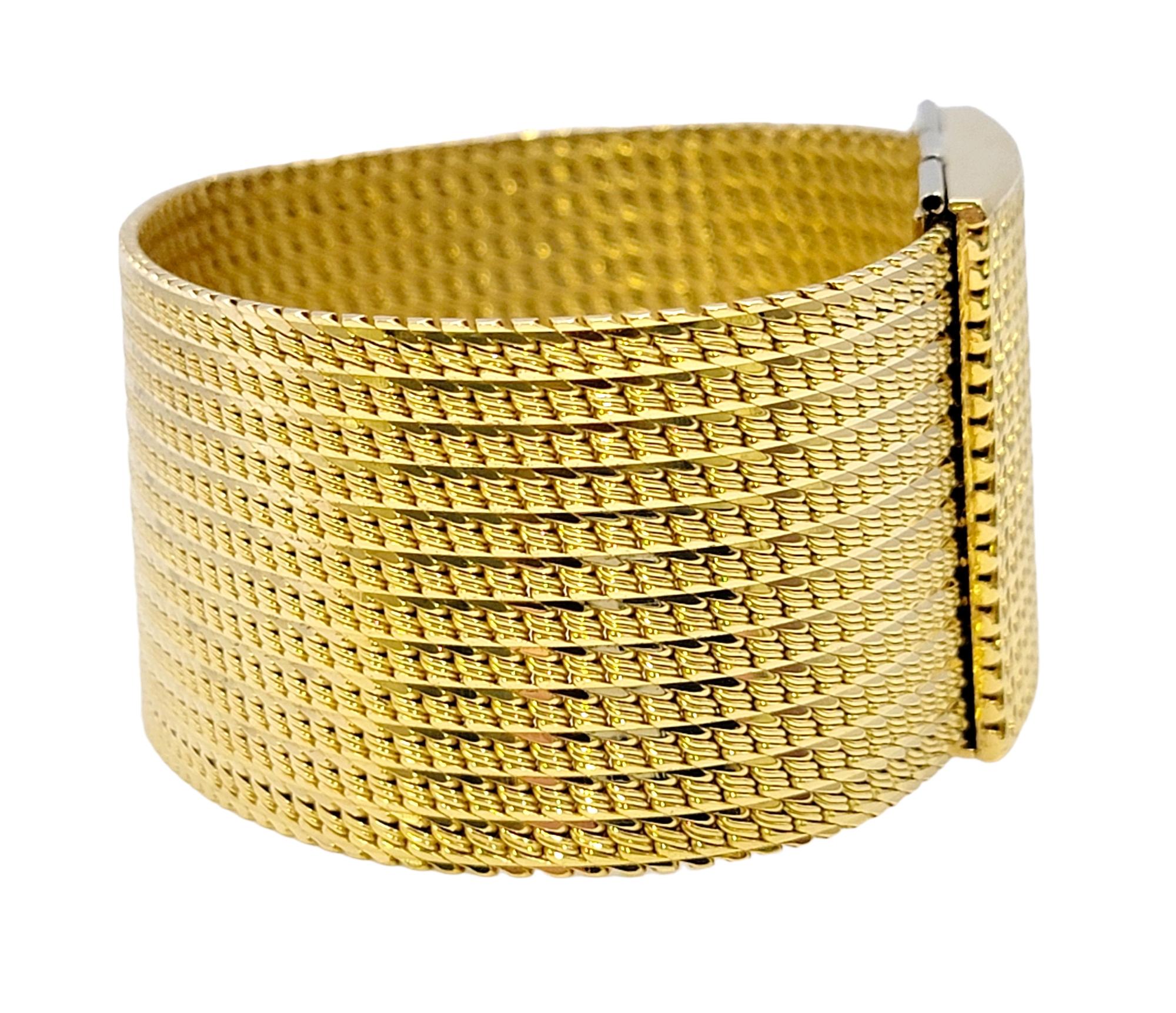 Breites Mesh-Armband aus strukturiertem 18 Karat Gelbgold mit großem quadratischem Verschluss, Vintage (Zeitgenössisch) im Angebot