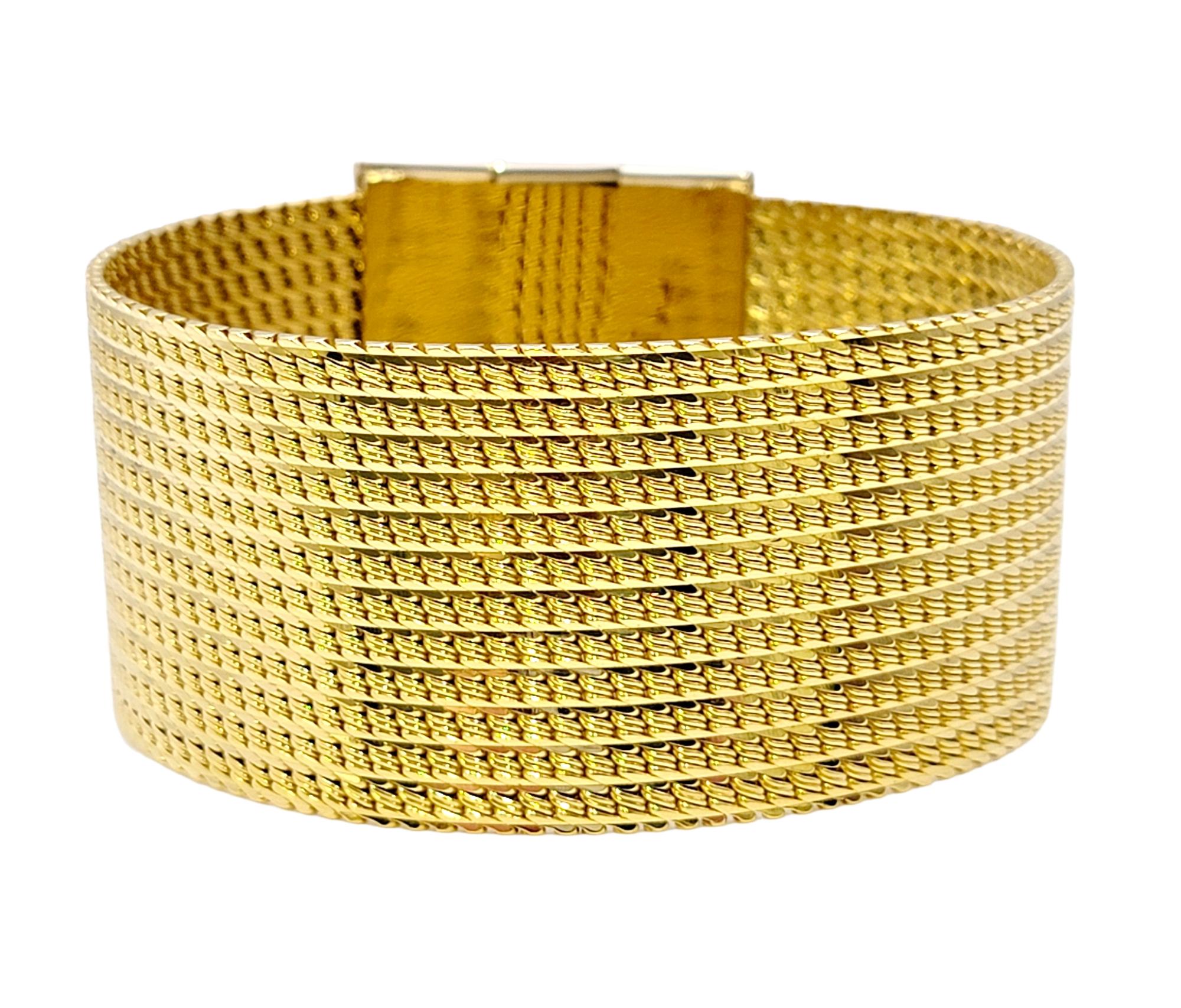 Bracelet vintage texturé en or jaune 18 carats à larges mailles et grand fermoir carré Bon état - En vente à Scottsdale, AZ