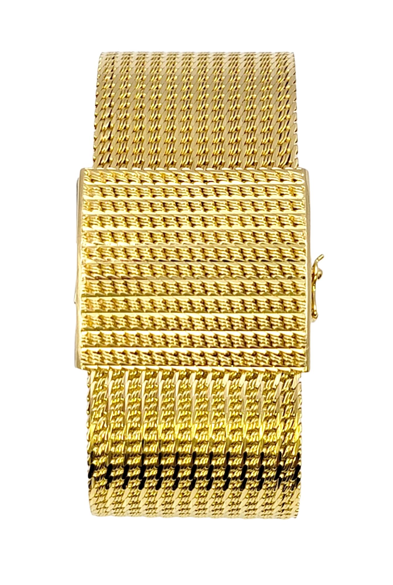 Breites Mesh-Armband aus strukturiertem 18 Karat Gelbgold mit großem quadratischem Verschluss, Vintage für Damen oder Herren im Angebot