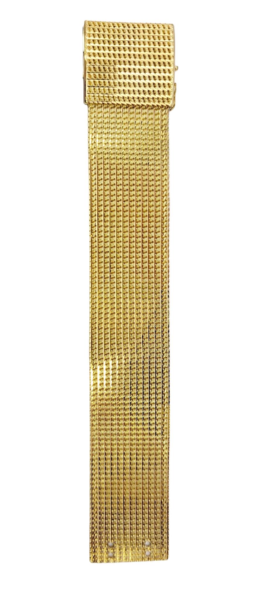 Vintage Textured 18 Karat Yellow Gold Wide Mesh Bracelet with Big Square Clasp For Sale 1