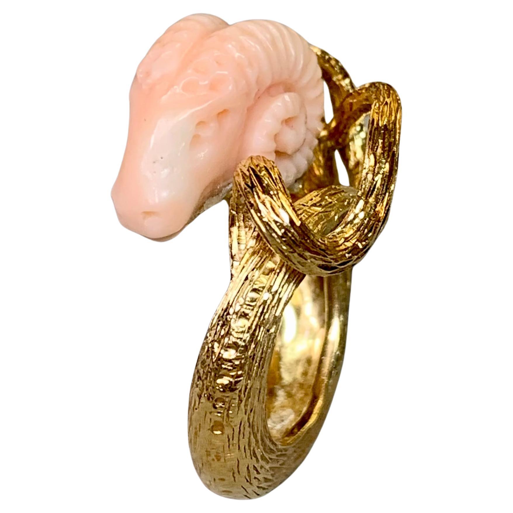 Bague de déclaration en or jaune 18K texturé, corail sculpté, tête de bélier, Ca 1960s en vente