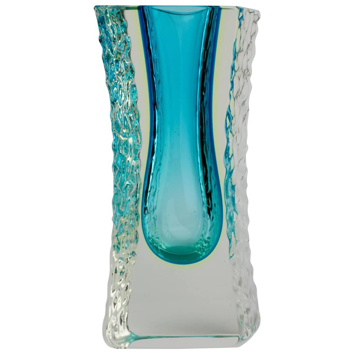 Eine schöne Vase aus Murano-Kunstglas aus der Mitte des Jahrhunderts, die Mandruzzato zugeschrieben wird, ca. 1980er Jahre. Die Kombination aus Ozeanblau und dem strukturierten, klaren 'Sommerso'-Eisglas sieht einfach umwerfend aus.

Dies ist eine