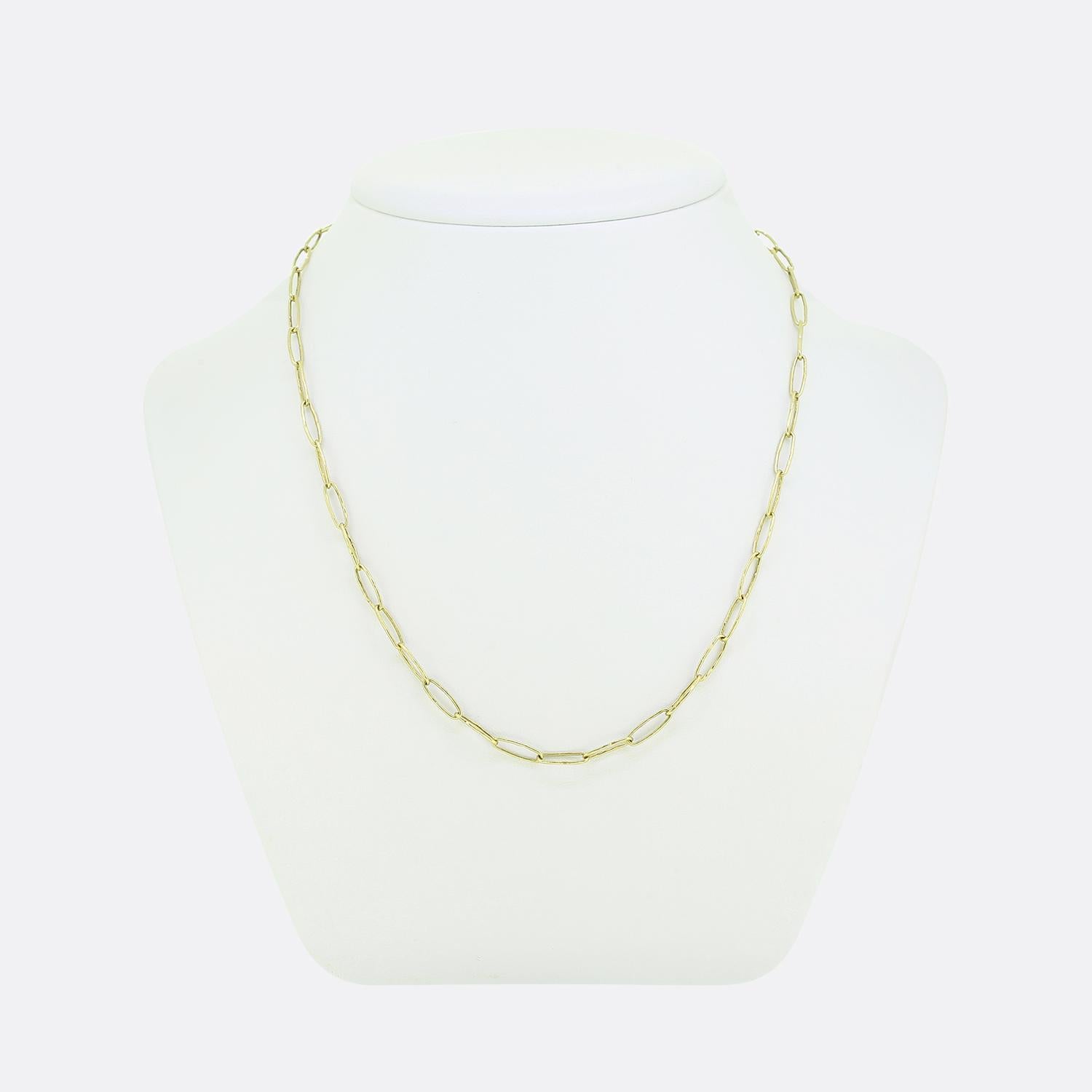 Hier haben wir eine reizvolle Kette aus reichem 18-karätigem Gelbgold. Das Design zeichnet sich durch längliche, ineinander greifende Glieder aus, die eine fließende und elegante Silhouette schaffen. Jedes Glied ist sorgfältig geformt und bietet