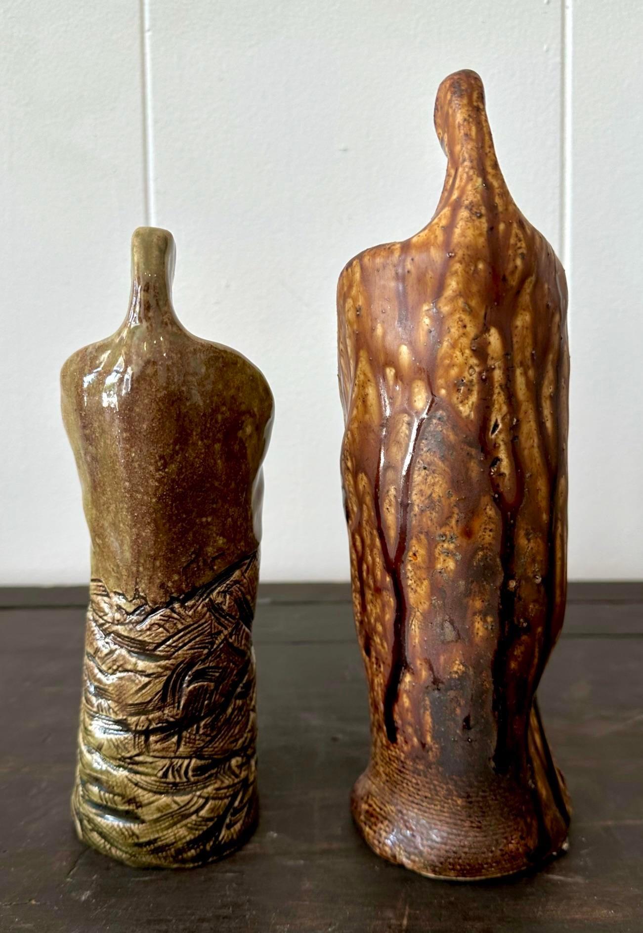 Bohémien Sculture figurative astratte in ceramica con texture vintage - Set di due sculture in vendita