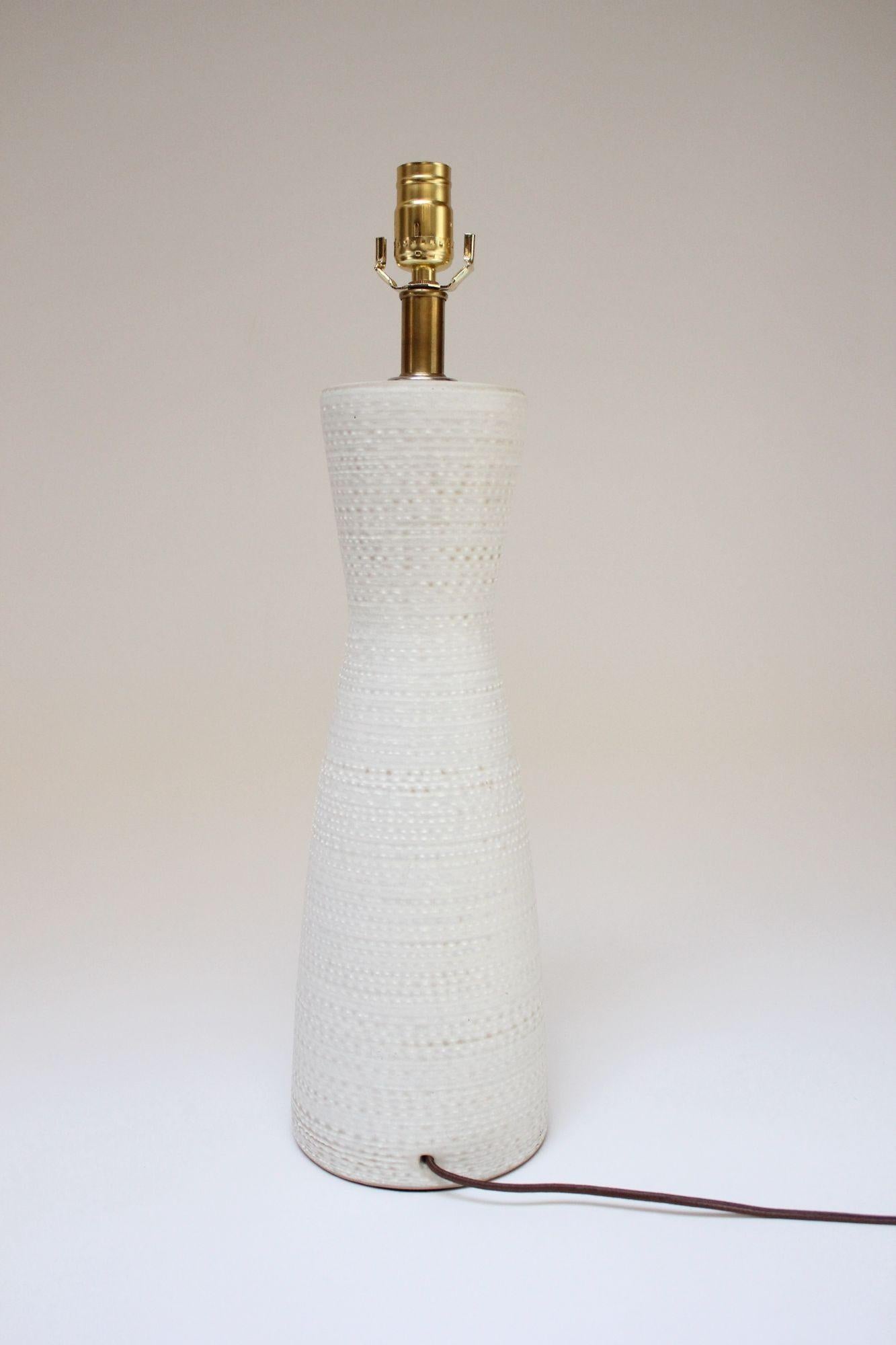 Texturierte Vintage-Tischlampe aus Keramik von Lee Rosen für Design Technics (amerikanisch) im Angebot