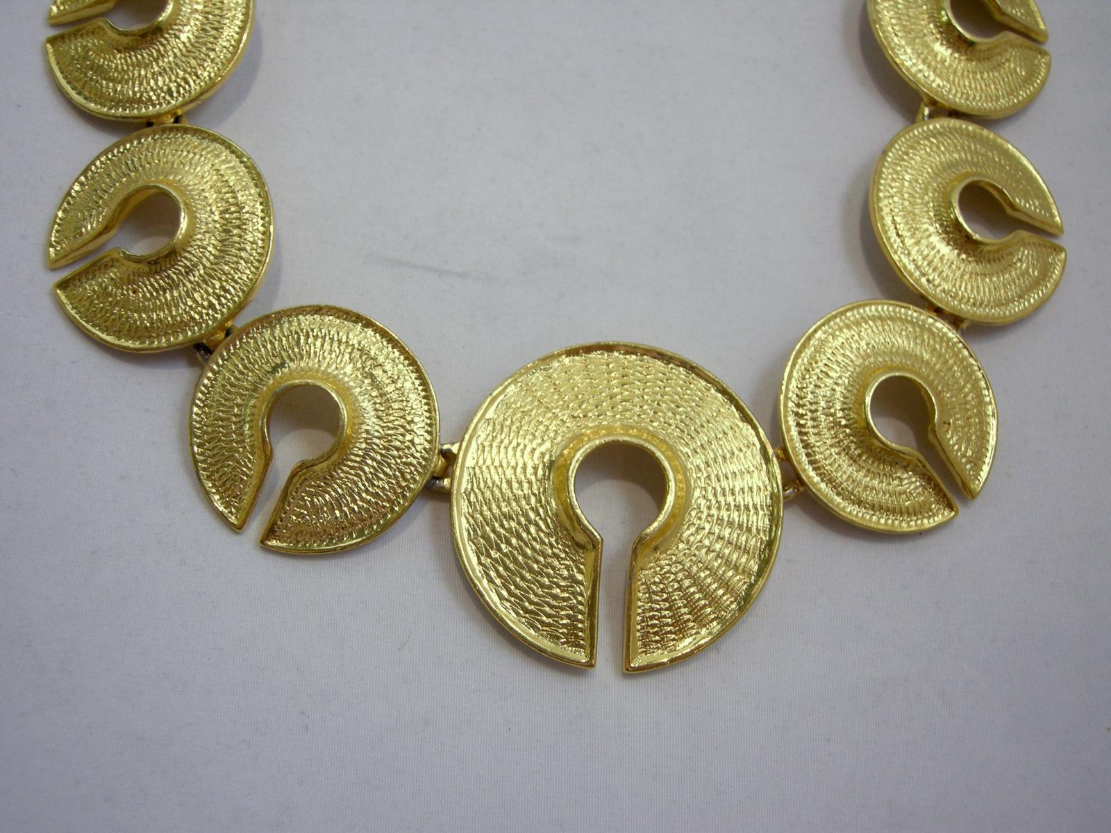 Vintage Textured Circle Link Necklace In Good Condition For Sale In New York, NY