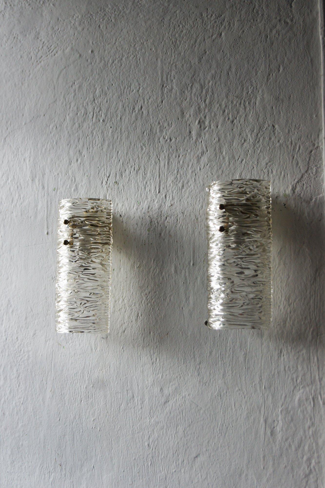 Wandleuchter aus strukturiertem Glas und Messing von J. T. Kalmar, 2er-Set, Vintage (Moderne der Mitte des Jahrhunderts) im Angebot