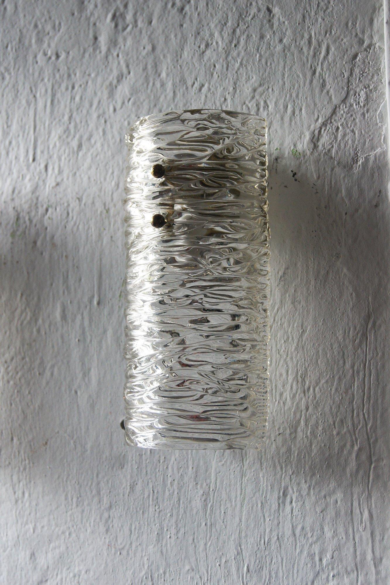 Wandleuchter aus strukturiertem Glas und Messing von J. T. Kalmar, 2er-Set, Vintage (Österreichisch) im Angebot