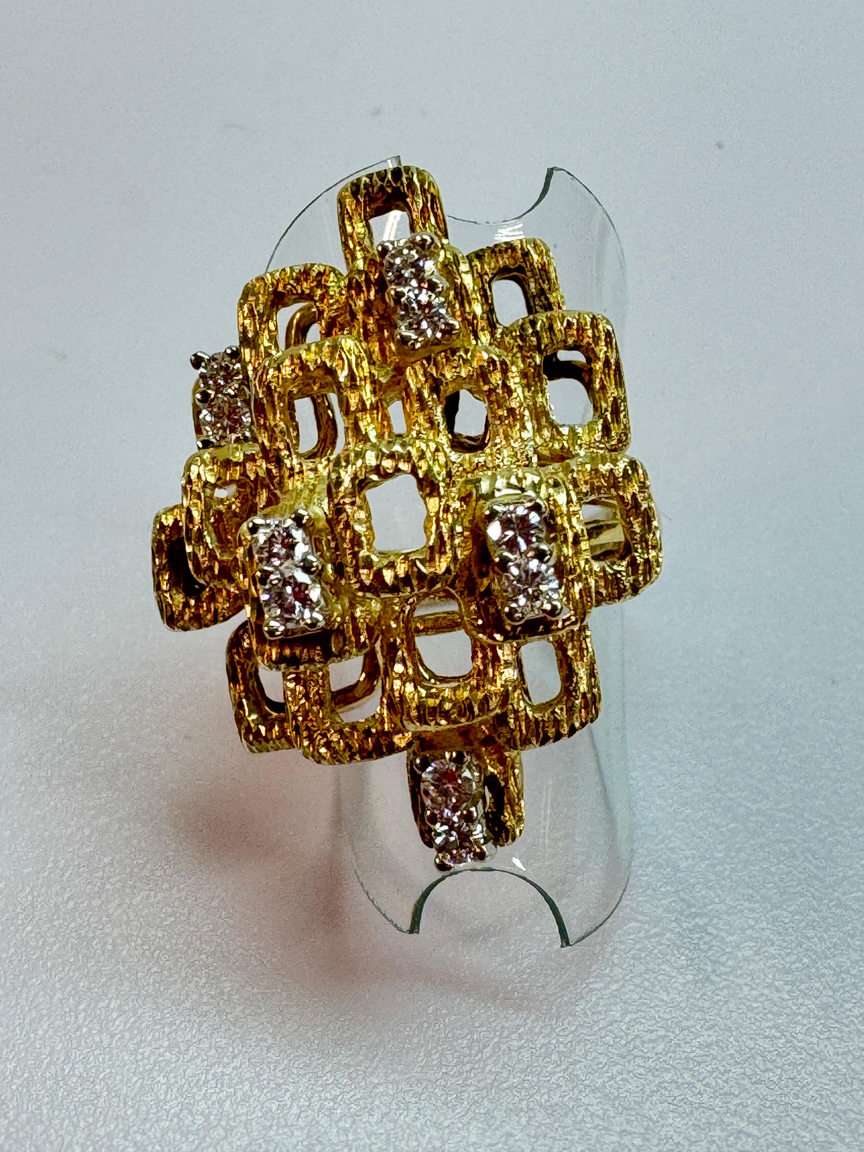 Vintage Textured Gold Diamond Ring from the 1980s For Sale 4