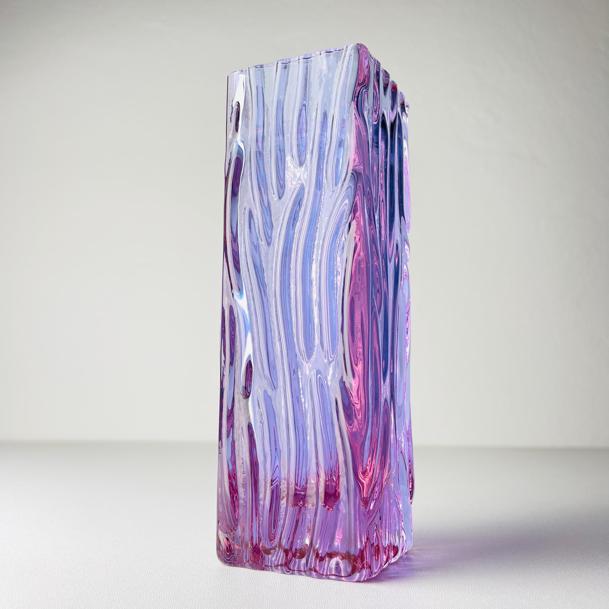 Schöne geometrische Murano-Vase aus den 1970er Jahren in Italien.

Es ist sehr gut erhalten und weist die Patina auf, die man bei einem über 50 Jahre alten Glasobjekt erwartet.

Abmessungen:
Breite: 6 cm / 2,36 Zoll
Höhe: 19 cm / 7,5 Zoll
Tiefe: 6