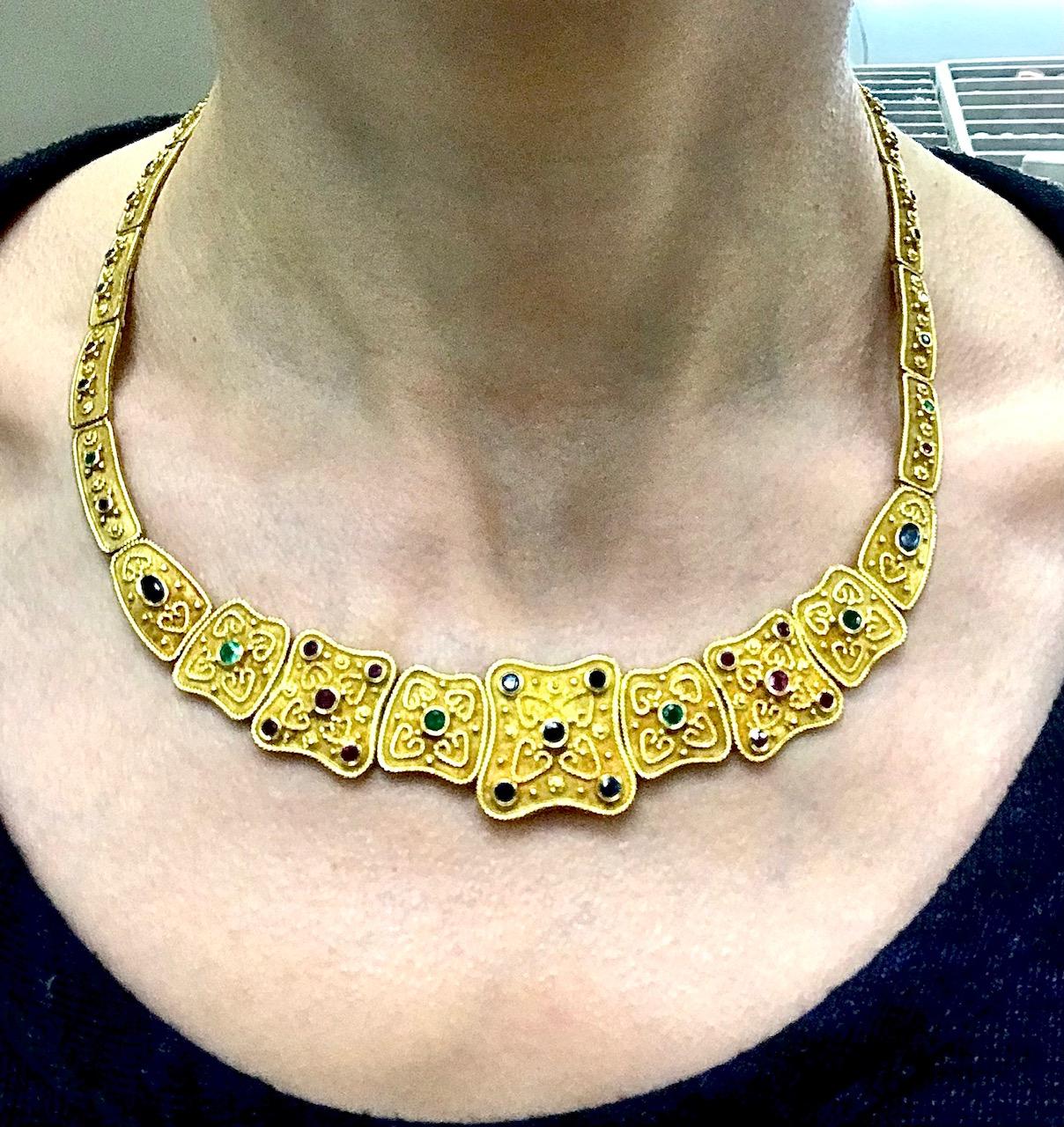 Taille mixte Collier vintage en or jaune texturé et pierres précieuses avec collier en vente