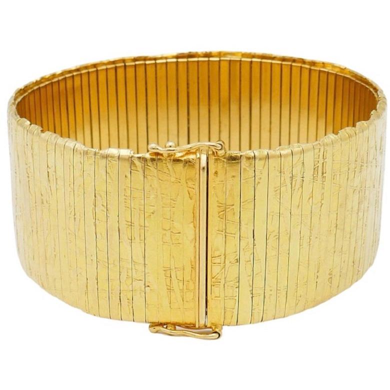 Vintage Textured Yellow Gold German Bracelet For Sale 1