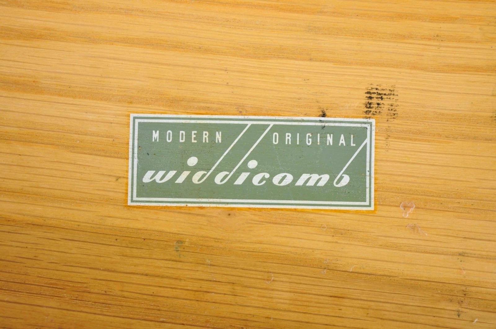 Vintage T.H. Robsjohn Gibbings para Widdicomb Vajilla de caoba con anillo de latón en venta 4