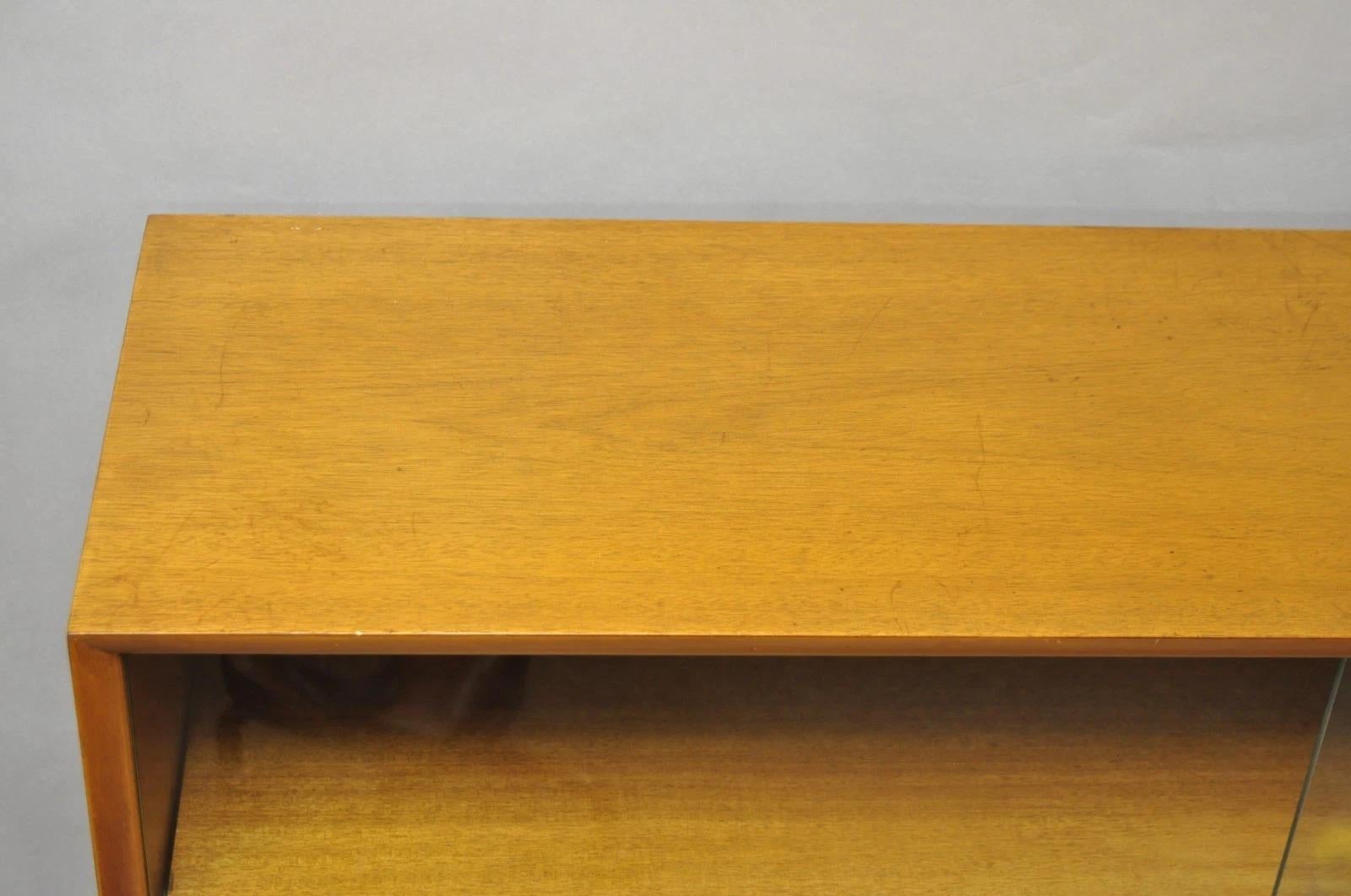 Vintage T.H. Robsjohn Gibbings para Widdicomb Vajilla de caoba con anillo de latón en venta 8