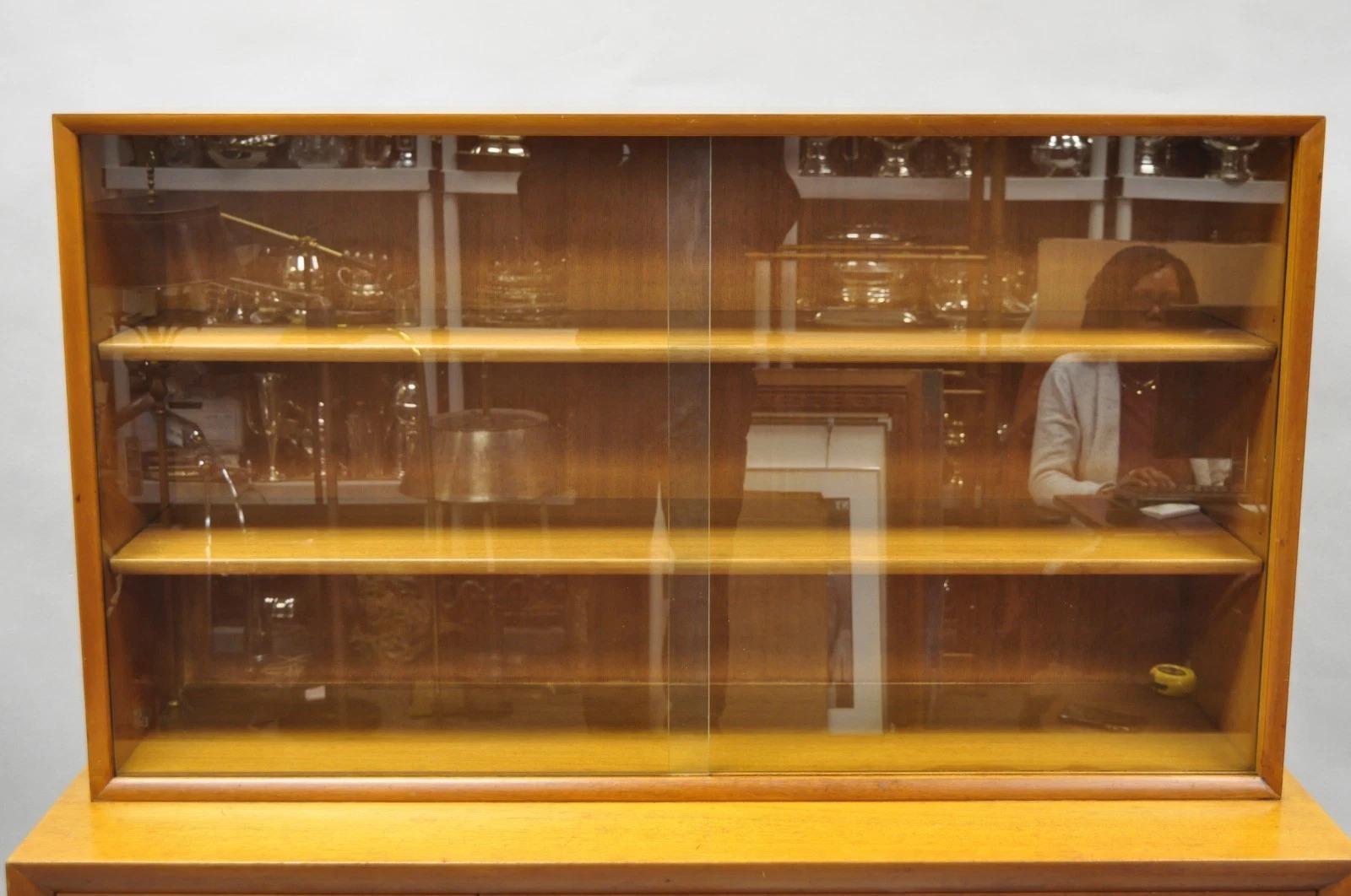 Vintage T.H. Robsjohn Gibbings para Widdicomb Vajilla de caoba con anillo de latón siglo XX en venta