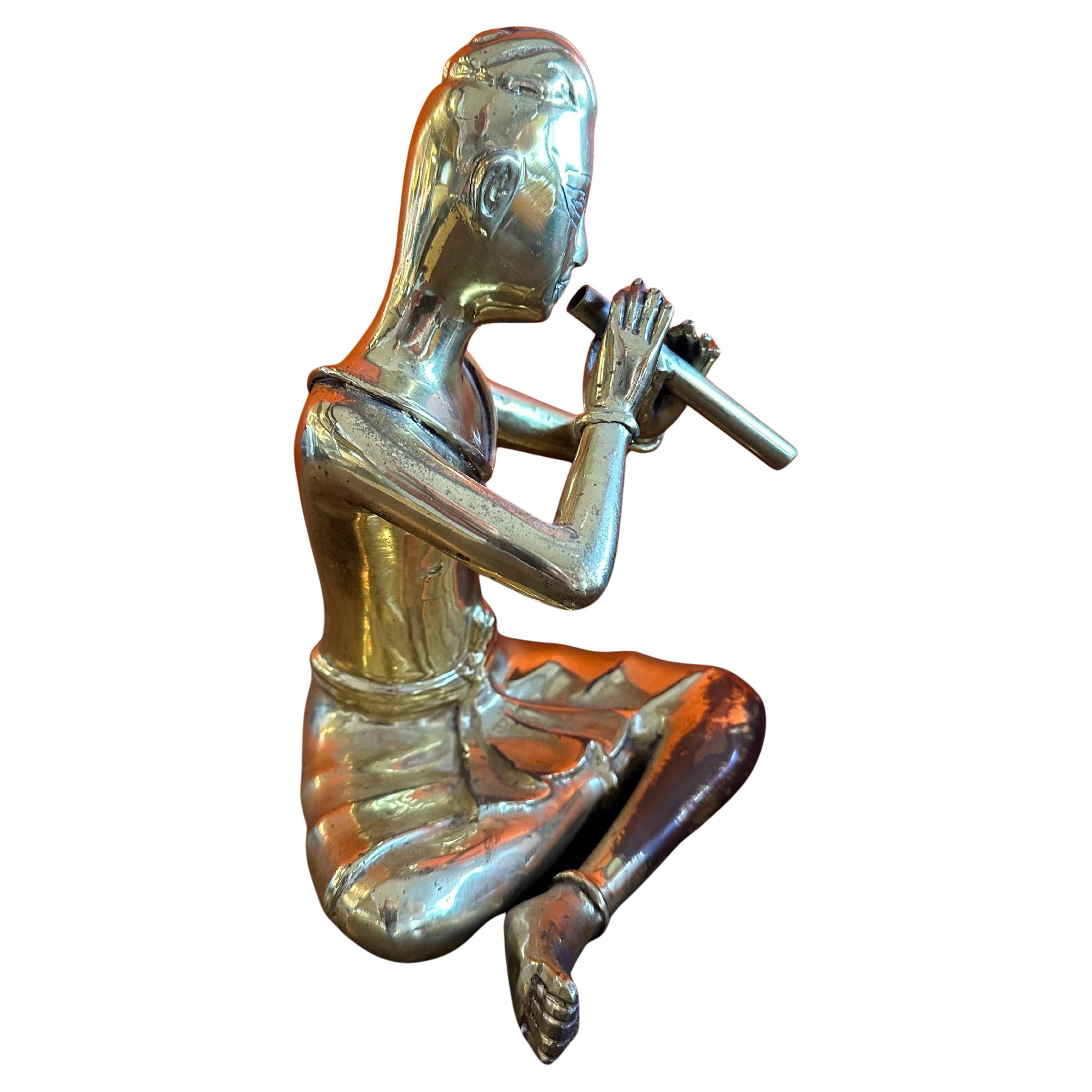 Scultura vintage in ottone dell'incantatore di serpenti tailandese, circa anni '70.  Il pezzo è in ottime condizioni vintage con una bella patina (c'è un po' di scolorimento nella parte inferiore della scultura - vedi le foto) e misura 7